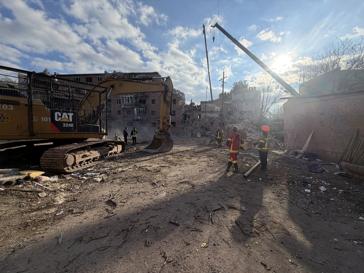 piotrkaszuwara's tweet photo. 😰💔 Spod gruzów tego bloku w Pryłukach wydobywane są ciała kolejnych dzieci i całych rodzin. Widzimy kolejne nosze, kolejne łóżka wyciągane spod kamieni. Na drzewach wiszą czyjeś ubrania, po ulicach rozrzucone są buty, wełna do szydełkowania, kartki.

Wśród zabitych jest 58-letnia Wiktoria, jej 37-letnia córka Kateryna oraz wnuk Saszko, który miał 1 rok i 9 miesięcy. Z całej rodziny przeżyła tylko Olga, córka Kateryny, bo akurat spała w innym pokoju.

5-letnią dziewczynkę wydobyto spod zawałów. Jest w szpitalu.

Zginęła też cała rodzina jednego z tutejszych kolejarzy. On, maszynista, jego żona i dwójka dzieci: 8-letni syn i 13-letnia córka.

Ranna została policjantka, jej mąż, który walczył niedawno na froncie i jej matka zginęli. Ranna została ich 3-letnia siostrzenica.

😖 Stoję tu i słyszę rozmowy ludzi. Jak płaczą i mówią: „Dziecko, Juleczka, zajczyk. Biedna”. Właśnie widzimy, jak strażacy wyciągają ją spod betonu.

🤬 „Prezent dla Putina na urodziny od rosyjskiej armii” - stwierdził prezydent Ukrainy. Martwe dzieci.

Wyobrażam sobie, że on teraz patrzy na te zdjęcia i się uśmiecha, jak diabeł. To diabeł.