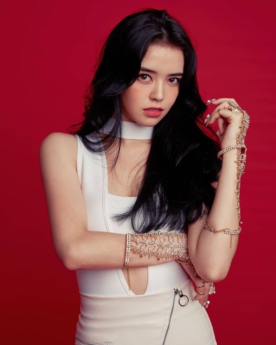 GirlgroupsBR's tweet photo. Leia/Larissa, ex-integrante do BLACKSWAN, se pronunciou sobre seu posicionamento político e votará no 13 no segundo turno. ⭐️❤️

“L, porque eu jamais vou votar em quem não é a meu favor.”

“Eu realmente evito falar de política no meu perfil e não gosto de dizer em quem as pessoas devem votar. Mas muita gente está se incomodando simplesmente porque falei para votarem com consciência.

Mesmo morando fora, continuo sendo cidadã brasileira e tenho, sim, o direito de votar. Quando eu for votar, será com a consciência tranquila de ter refletido sobre minha escolha e votado de acordo com os valores em que acredito.”