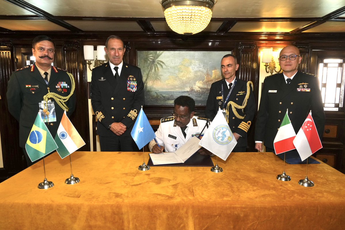 ItalianNavy's tweet photo. Una rete che cresce, una cooperazione che si rafforza.
A bordo di Nave Vespucci, la Somalia ha formalmente aderito al V-RMTC/T-RMN (Virtual-Regional Maritime Traffic Centre & Trans-Regional Maritime Network), il network che collega le centrali operative delle Marine aderenti per condividere informazioni sul traffico mercantile.
Alla presenza del #CSMM Amm. Sq. Giuseppe Berutti Bergotto e delle Technical Leading Navies - Brasile, India e Singapore - il Capo della Marina somala, Brigadier General Abdiwahab Omar, ha firmato la Note of Accession.
Con l’ingresso della Somalia, il network si espande raggiungendo i 44 membri. Una rete sempre più ampia significa più informazioni condivise, una conoscenza più completa di ciò che accade in mare e una maggiore capacità di contribuire alla sicurezza del traffico mercantile da cui dipendono i commerci internazionali.
Attraverso il V-RMTC/T-RMN, le Marine aderenti condividono informazioni non classificate sul traffico mercantile. I dati, trasmessi secondo il formato MERSIT sviluppato dalla Marina Militare, sono raccolti dall’HUB presso CINCNAV e condivisi con tutti i partecipanti al network.

#ItalianNavy #TRSS2026 #SeapowerSymposium
 
A growing network, increasingly strong cooperation.
On board Amerigo Vespucci, Somalia formally joined the V-RMTC/T-RMN (Virtual-Regional Maritime Traffic Center & Trans-Regional Maritime Network), the network that connects the operational centers of participating Navies to share information on merchant traffic.
In the presence of the #ChiefoftheItalianNavy Admiral Giuseppe Berutti Bergotto, and the Technical Leading Navies - Brazil, India and Singapore - the Chief of the Somali Navy, Brigadier General Abdiwahab Abdullahi Omar, signed the Note of Accession.
With Somalia's addition, the network has expanded to 44 members. An ever-expanding network means more shared information, a more comprehensive understanding of what is happening at sea, and a greater ability to contribute to the safety of merchant shipping, on which international trade depends.
Through the V-RMTC/T-RMN, signatory Navies share unclassified information on merchant traffic. The data, transmitted in the MERSIT format developed by the Italian Navy, is collected by the HUB at CINCNAV and shared with all participants of the network.
