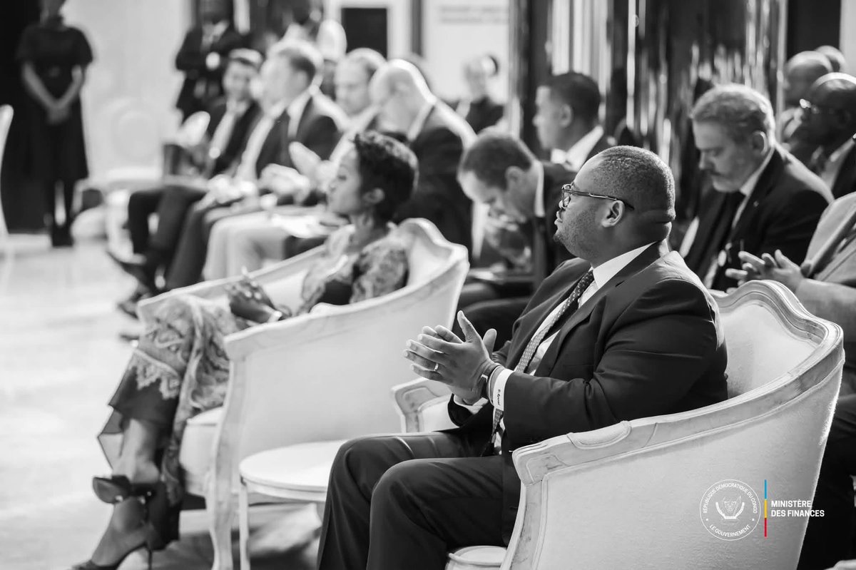 KankuSipamba's tweet photo. Le Fonds d’investissement stratégique de la RDC signe un mémorandum pour l’interconnexion électrique Kolwezi–Kalumbila

Kinshasa, 6 octobre 2026 — Le Ministre des Finances, S.E.M. Doudou Fwamba @Likunde Li-Botayi, a présidé ce mardi à Kinshasa la cérémonie de signature d’un mémorandum d’investissement (MOI) portant sur un projet structurant dans le secteur de l’énergie, dans le cadre de l’action du Fonds d’Investissement Stratégique de la République démocratique du Congo (FIS-RDC).

Le document a été signé entre les partenaires du projet, notamment le consortium Trafigura et Gridworks, ainsi qu’EnPower, en présence de membres du Gouvernement, de représentants des institutions publiques, du corps diplomatique et des responsables du FIS-RDC.

Pour S.E.M. Doudou Fwamba, cette signature marque une étape importante dans la nouvelle approche du Gouvernement en matière de financement des infrastructures. Il s’agit désormais de mieux préparer les projets, de structurer leur modèle économique et de mobiliser, aux côtés des ressources publiques, les capitaux privés nécessaires à leur réalisation.

« Une centrale électrique peut être nécessaire sans que son modèle économique soit suffisamment établi », a rappelé le Ministre, soulignant l’importance de disposer d’instruments capables de transformer les priorités nationales en investissements concrets et viables.

Créé pour accompagner cette dynamique, le FIS-RDC constitue un outil stratégique destiné à structurer des opérations d’investissement, à mobiliser des financements et à rapprocher l’État des investisseurs privés, des banques et des institutions financières de développement. Cette démarche s’inscrit dans la vision du Président de la République, Félix-Antoine Tshisekedi Tshilombo, qui fait des infrastructures et de l’énergie des leviers majeurs de la transformation économique du pays.

Le secteur énergétique occupe une place particulière dans cette stratégie. Une électricité fiable doit permettre de renforcer la compétitivité des entreprises, de soutenir la transformation locale des ressources, de favoriser la création d’emplois et d’améliorer les services essentiels à la population.

Le projet d’interconnexion électrique concerné doit notamment relier Kolwezi, dans le Lualaba, à Kalumbila, dans la province du Nord-Ouest en Zambie, à travers une ligne à haute tension de 330 kV. Il doit contribuer à renforcer les échanges énergétiques entre les deux pays et à répondre aux besoins croissants de la région de Kolwezi, notamment dans son important bassin industriel et minier.

Pour le Gouvernement, la signature de ce MOI constitue toutefois un point de départ. Les prochaines étapes devront permettre de poursuivre les études, d’évaluer les risques et de préciser les conditions financières et techniques du projet.

À travers le FIS-RDC, l’ambition affichée est de mobiliser davantage de capitaux, d’attirer l’expertise du secteur privé et de faire en sorte que les financements engagés se transforment en infrastructures productives, en emplois et en davantage de valeur ajoutée pour l’économie congolaise.