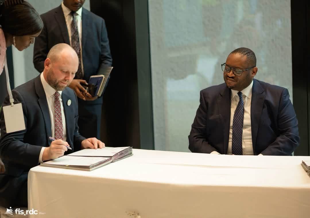 KankuSipamba's tweet photo. Le Fonds d’investissement stratégique de la RDC signe un mémorandum pour l’interconnexion électrique Kolwezi–Kalumbila

Kinshasa, 6 octobre 2026 — Le Ministre des Finances, S.E.M. Doudou Fwamba @Likunde Li-Botayi, a présidé ce mardi à Kinshasa la cérémonie de signature d’un mémorandum d’investissement (MOI) portant sur un projet structurant dans le secteur de l’énergie, dans le cadre de l’action du Fonds d’Investissement Stratégique de la République démocratique du Congo (FIS-RDC).

Le document a été signé entre les partenaires du projet, notamment le consortium Trafigura et Gridworks, ainsi qu’EnPower, en présence de membres du Gouvernement, de représentants des institutions publiques, du corps diplomatique et des responsables du FIS-RDC.

Pour S.E.M. Doudou Fwamba, cette signature marque une étape importante dans la nouvelle approche du Gouvernement en matière de financement des infrastructures. Il s’agit désormais de mieux préparer les projets, de structurer leur modèle économique et de mobiliser, aux côtés des ressources publiques, les capitaux privés nécessaires à leur réalisation.

« Une centrale électrique peut être nécessaire sans que son modèle économique soit suffisamment établi », a rappelé le Ministre, soulignant l’importance de disposer d’instruments capables de transformer les priorités nationales en investissements concrets et viables.

Créé pour accompagner cette dynamique, le FIS-RDC constitue un outil stratégique destiné à structurer des opérations d’investissement, à mobiliser des financements et à rapprocher l’État des investisseurs privés, des banques et des institutions financières de développement. Cette démarche s’inscrit dans la vision du Président de la République, Félix-Antoine Tshisekedi Tshilombo, qui fait des infrastructures et de l’énergie des leviers majeurs de la transformation économique du pays.

Le secteur énergétique occupe une place particulière dans cette stratégie. Une électricité fiable doit permettre de renforcer la compétitivité des entreprises, de soutenir la transformation locale des ressources, de favoriser la création d’emplois et d’améliorer les services essentiels à la population.

Le projet d’interconnexion électrique concerné doit notamment relier Kolwezi, dans le Lualaba, à Kalumbila, dans la province du Nord-Ouest en Zambie, à travers une ligne à haute tension de 330 kV. Il doit contribuer à renforcer les échanges énergétiques entre les deux pays et à répondre aux besoins croissants de la région de Kolwezi, notamment dans son important bassin industriel et minier.

Pour le Gouvernement, la signature de ce MOI constitue toutefois un point de départ. Les prochaines étapes devront permettre de poursuivre les études, d’évaluer les risques et de préciser les conditions financières et techniques du projet.

À travers le FIS-RDC, l’ambition affichée est de mobiliser davantage de capitaux, d’attirer l’expertise du secteur privé et de faire en sorte que les financements engagés se transforment en infrastructures productives, en emplois et en davantage de valeur ajoutée pour l’économie congolaise.