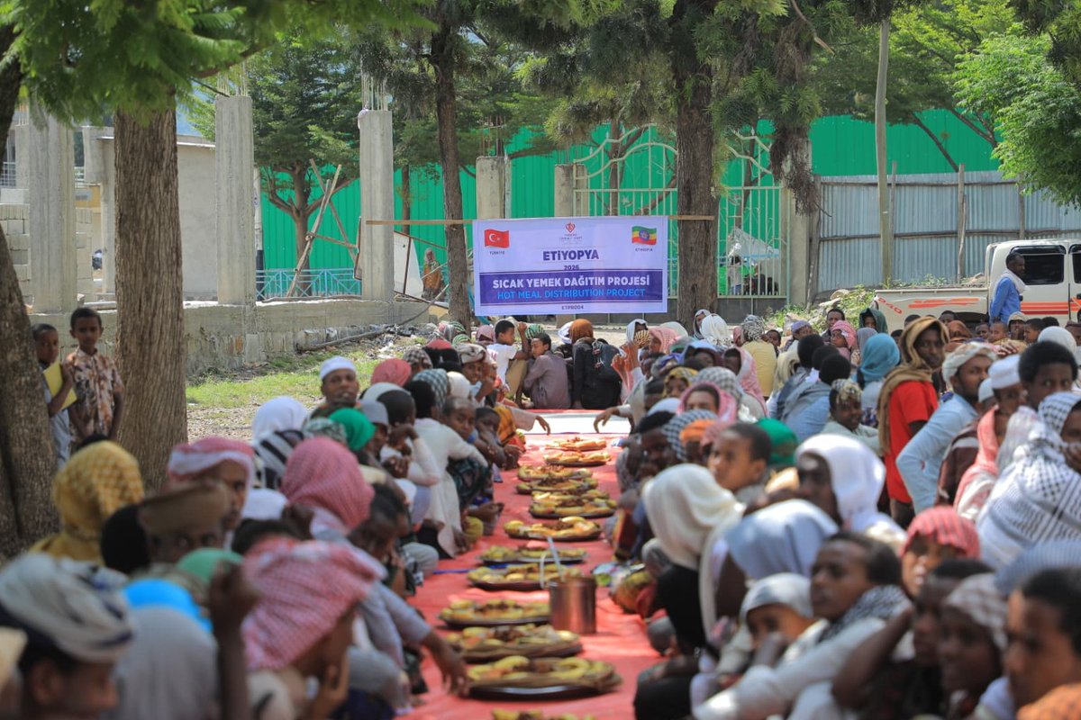 DiyanetVakfi's tweet photo. İlim yolculuğuna sıcak bir katkı sunuyoruz

Etiyopya’nın başkenti Addis Ababa’ya 400 kilometre uzaktaki iki farklı eğitim merkezinde ilim tahsil eden 800 öğrencinin sofrasına desteklerinizle sıcak yemek ulaştırıyoruz.

Ay boyunca süren ikramlarımızla öğrencilerimizin ilim yolculuğuna eşlik ediyoruz. 

#YolunİyilikOlsun