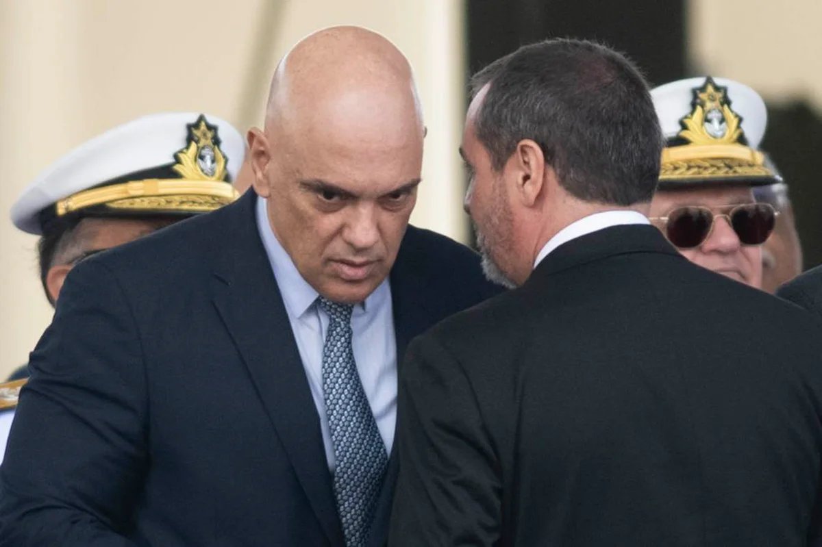 Metropoles's tweet photo. ➡️ REUNIÃO | Andrei Rodrigues e chefes da PF se reúnem com Moraes

Encontro não constava oficialmente na agenda de ambos. O assunto tratado, porém, não foi divulgado

Leia na coluna de @mirelle_ap https://t.co/16OnPYSBmy