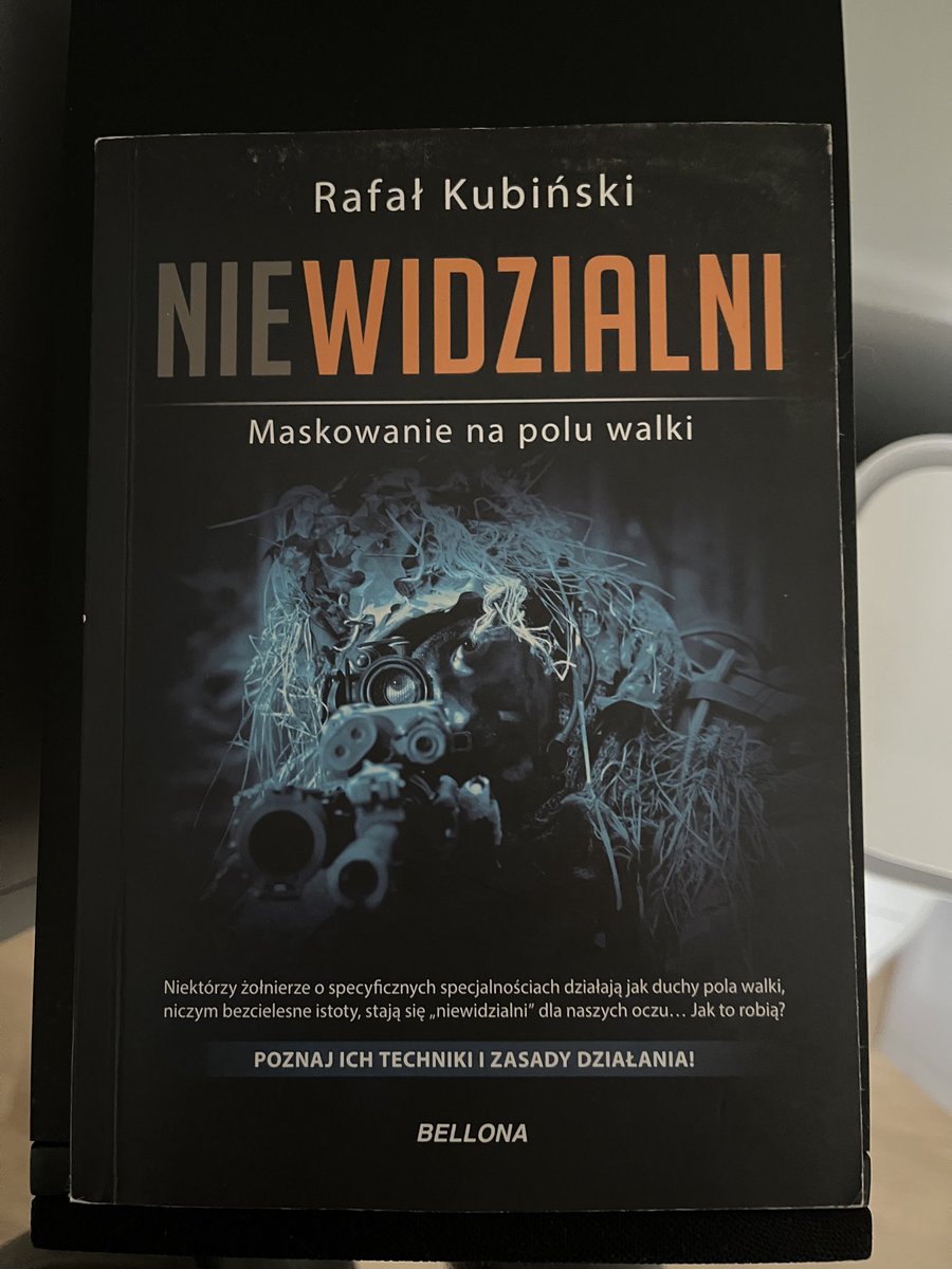 leniwie_pl's tweet photo. @KubaWu11 @Krzysztof__Duda Jak go widzę z 25m gdy żołnierz jest w ukryciu i wystawia głowę . Z jakiegoś powodu stopnie na pagonach zostały zmienione z białych/szarych na czarne. Btw polecam książkę https://t.co/ys0cG5BN6g
