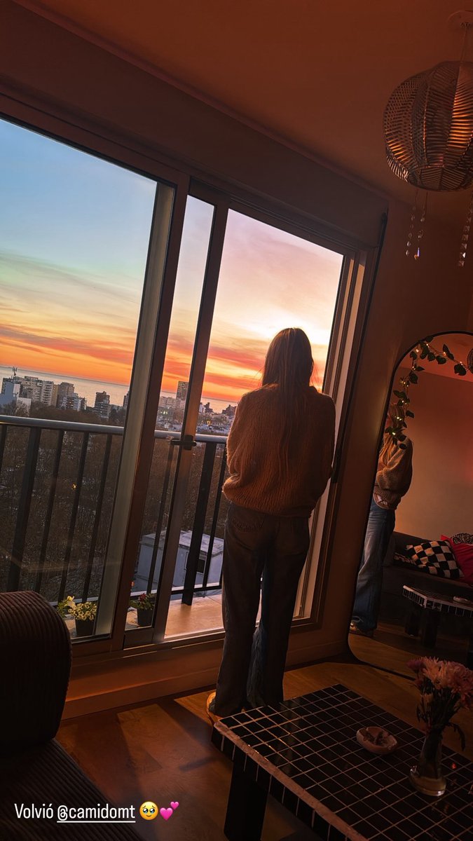 FlyintheSky_1's tweet photo. #nadiedicenada 
Los atardeceres y el living sin duda https://t.co/yO4LQ7oDlq