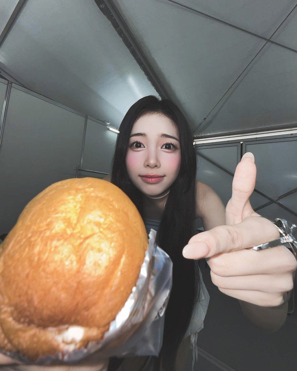 jeongelean's tweet photo. ﹙✽﹚ cutie  in  her  own  little  world https://t.co/N0GtV0MP6J