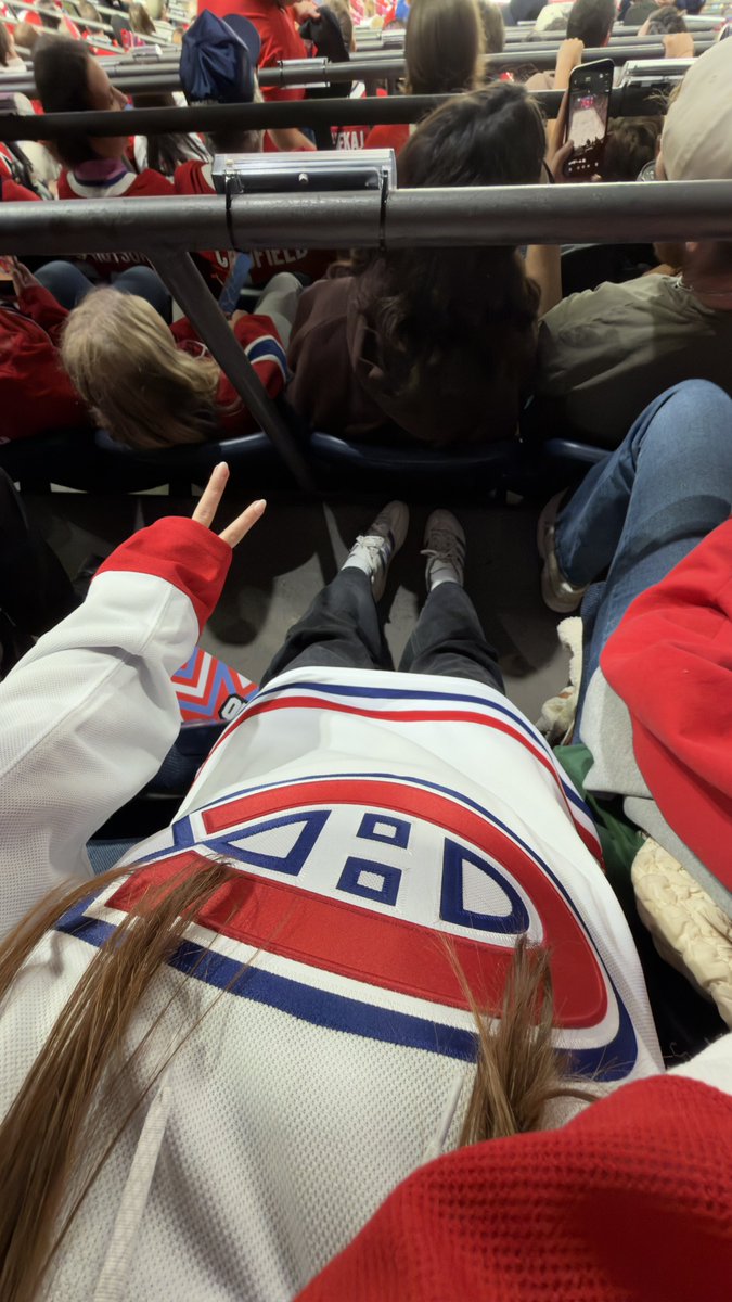 sharkfinmarta's tweet photo. going back to my night at the habs game, my friend let me borrow her demidov jersey so i felt like an undercover agent 🥸 https://t.co/0jwvsLRIad
