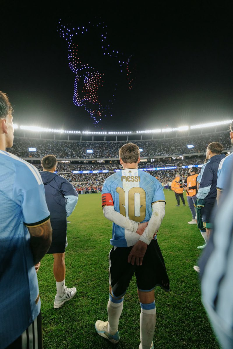 nico_taglia's tweet photo. Qué difícil despedir una etapa así.

Ayer tuvimos el privilegio de estar ahí, compartiendo con vos, Leo, tu último partido con la Selección. Tantos años, tantos momentos y tantas historias que quedan para siempre.

Un honor gigante haber sido tu compañero y haber corrido a tu lado en cada partido. Gracias por guiarnos, por enseñarnos a no bajar los brazos nunca y por darnos la alegría más grande a todos los argentinos.

Y qué decir de vos, Ota. Tantos años compartiendo vestuario, tantas batallas y tantos momentos. Un orgullo haberlo vivido a tu lado.

Gracias por tanto 🩵