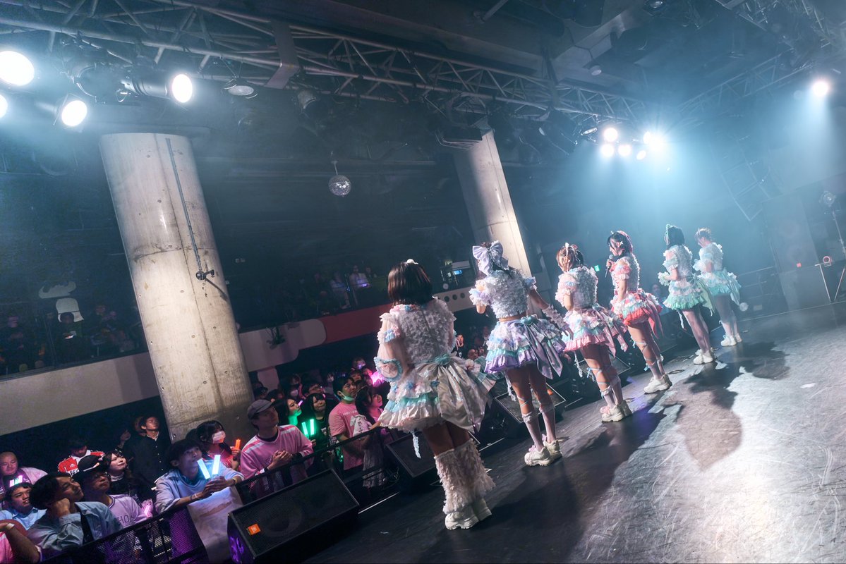 sgrholic_info's tweet photo. Sugar♡Holic 現体制終了公演
「One Last Memory」

ご来場いただいた皆さま、
そしてこれまでSugar♡Holicを応援してくださったすべての皆さま、
本当にありがとうございました。

7人で始まったSugar♡Holic。

たくさん笑って、たくさん悩んで、
嬉しいことも悔しいことも経験しながら、
7人それぞれの個性と想いで、Sugar♡Holicを作ってきました。

この7人だったからこそ生まれた時間も、景色も、思い出も、
そのすべてがSugar♡Holicにとってかけがえのない宝物です。

そして、そんな7人を見つけて、
好きになって、応援してくださった皆さまがいたからこそ、
ここまで歩んでくることができました。

「かわいいを信じる女の子たちの味方」
Sugar♡Holicとして過ごした日々が、
皆さまにとっても大切な思い出のひとつになっていたら嬉しいです。

7人のSugar♡Holicを愛してくださり、
本当に、本当にありがとうございました。

Sugar♡Holic メンバー・運営一同