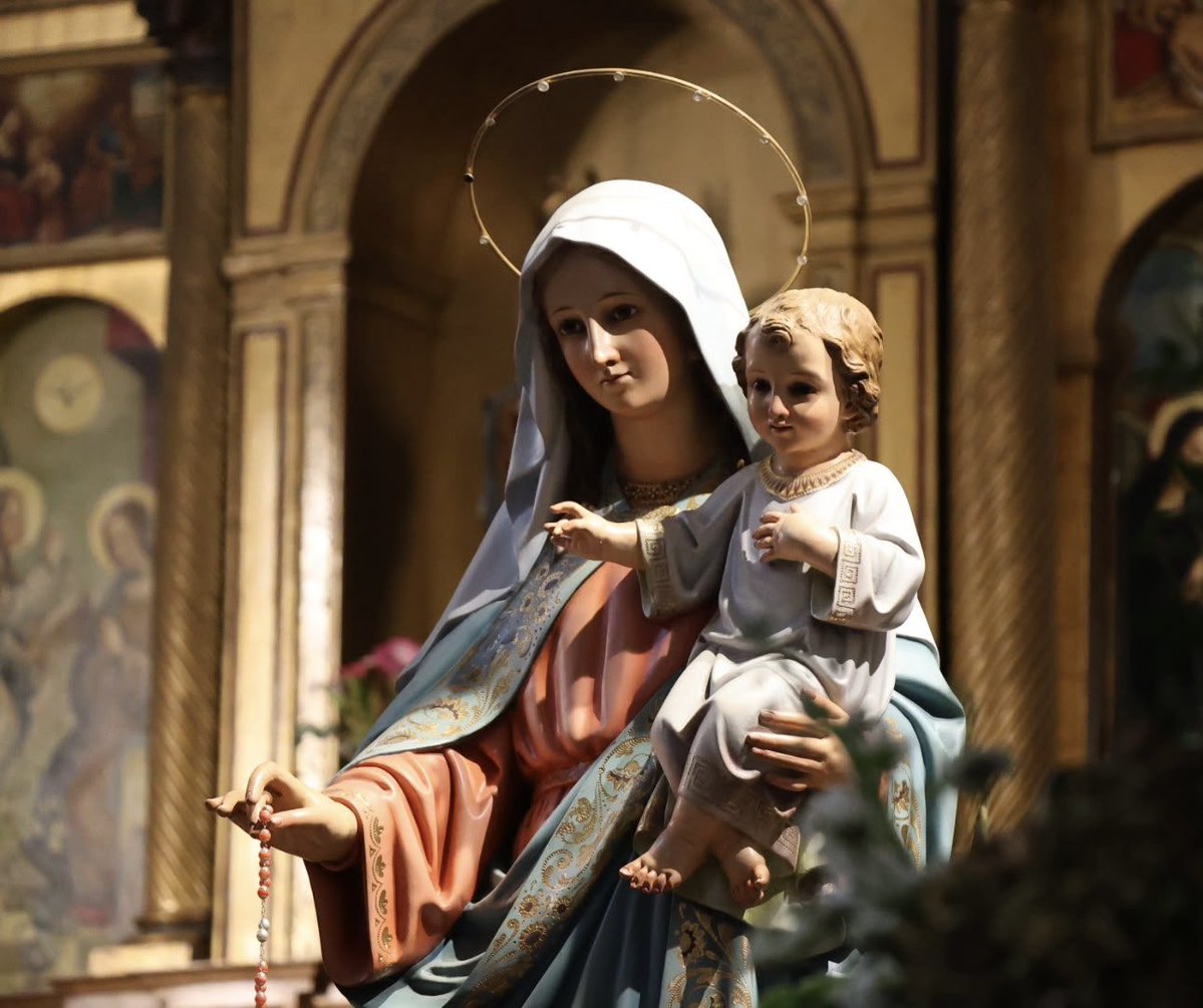 Ayto_Boadilla's tweet photo. Hoy, 7 de octubre, Boadilla del Monte celebra a su patrona, Nuestra Señora del Rosario.

Una fecha muy especial para nuestro municipio y una devoción profundamente unida a nuestra historia, nuestras tradiciones y a generaciones de vecinos.

Octubre es, además, el mes tradicionalmente dedicado al Santo Rosario, una de las oraciones más arraigadas de la tradición católica.

Desde el Ayuntamiento queremos felicitar a todos los vecinos en este día tan especial y, especialmente, a quienes hoy celebran su santo.

¡Feliz día de nuestra patrona!

¡Viva la Virgen del Rosario!
¡Viva Boadilla del Monte!