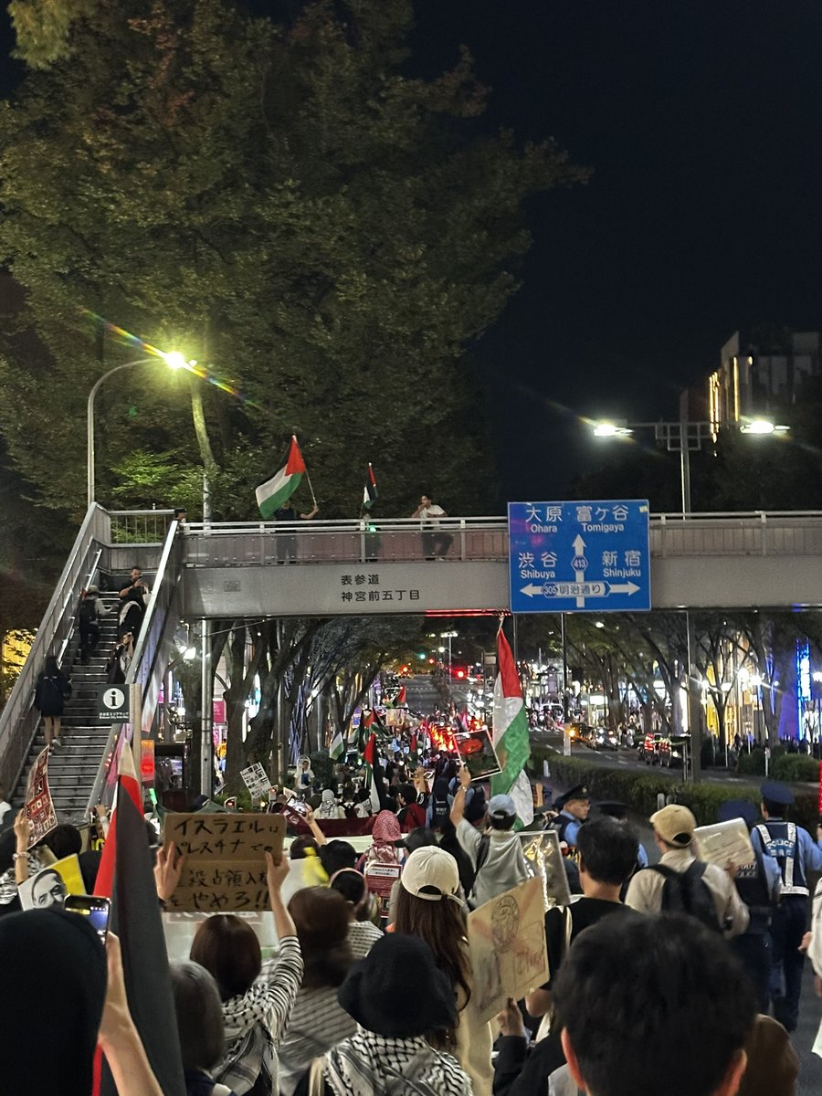 456_jojo1999's tweet photo. 🇵🇸デモ行ってきた。渋谷から表参道までぐるっと練り歩いた。道路の中歩いて横断出来るのなんてねぶた祭りとデモパレードくらいですよ！！とても良い経験だった。 https://t.co/OQtt38v08Y