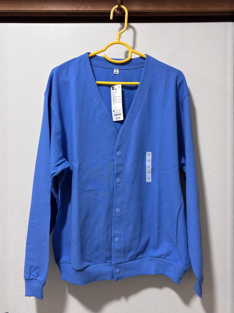 zAsso0428's tweet photo. やはり昼休みにGUは良くないな笑　つい買ってしまうからだ（1290円） https://t.co/jhG0iPwVcU