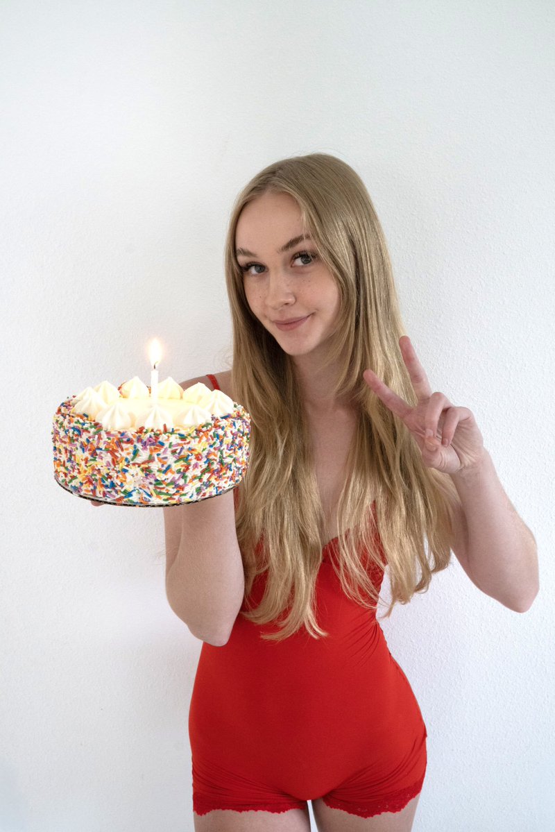 MorganWallwpr's tweet photo. It's My @birthday 🎂🎈 https://t.co/ZZhnGXHr8v