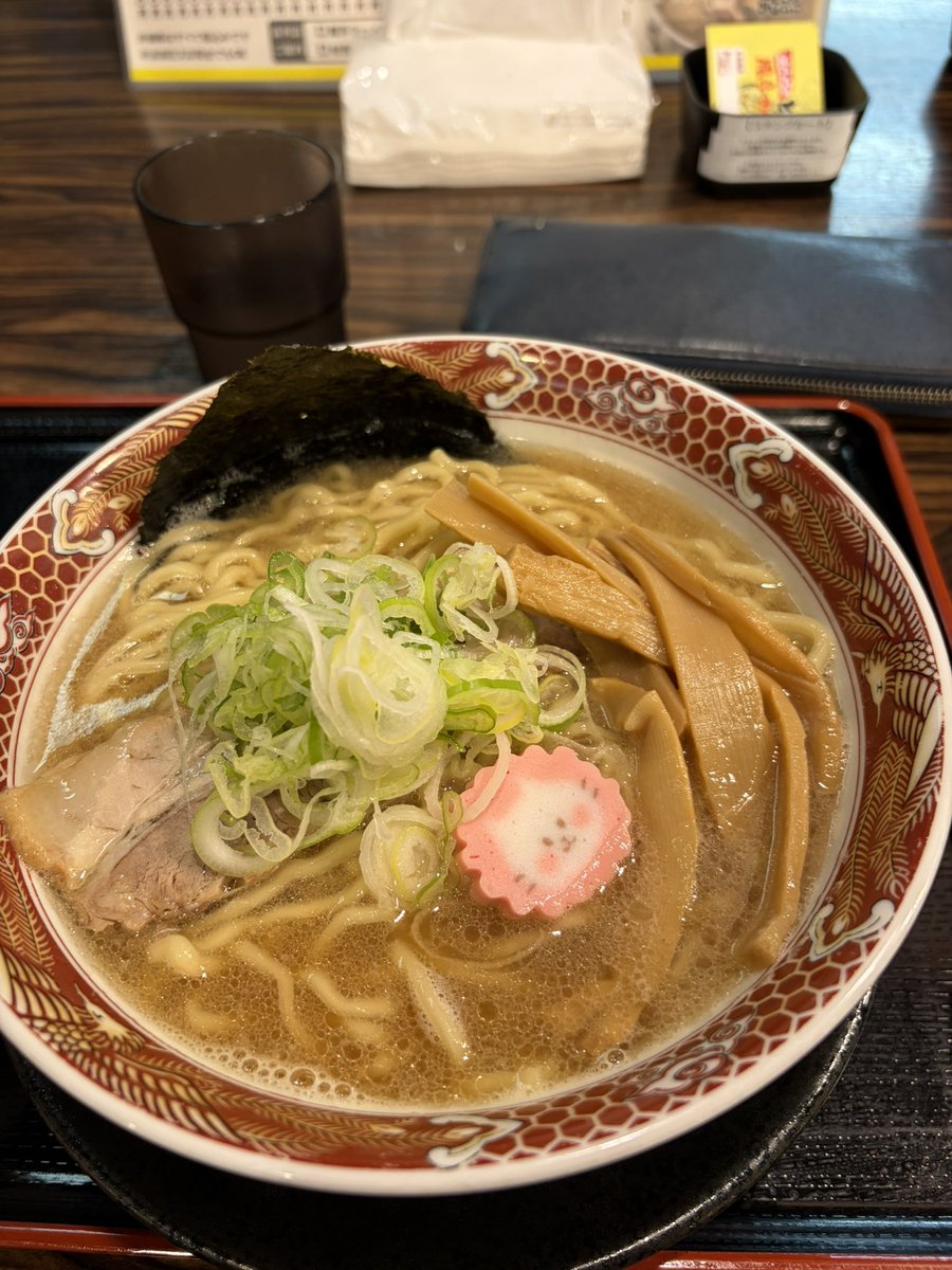 R_yyy_Ems's tweet photo. 飛燕

海懐鰹（カイナッツォ）中華そば〜東池袋昭和奇譚〜　チャー飯小

ｶｲﾅｯﾂｫ！って頼んだら鰹で！と返されて少し恥ずかしくなりました❗️
鰹のいい香り🐟スープがお出汁のようだけどうどんや蕎麦のイメージに辿り着かないの不思議☺️とても優味✨ﾆｬﾝてかわよいナルト🐈
ご馳走様でした🙏 https://t.co/BJfgzTPdpm
