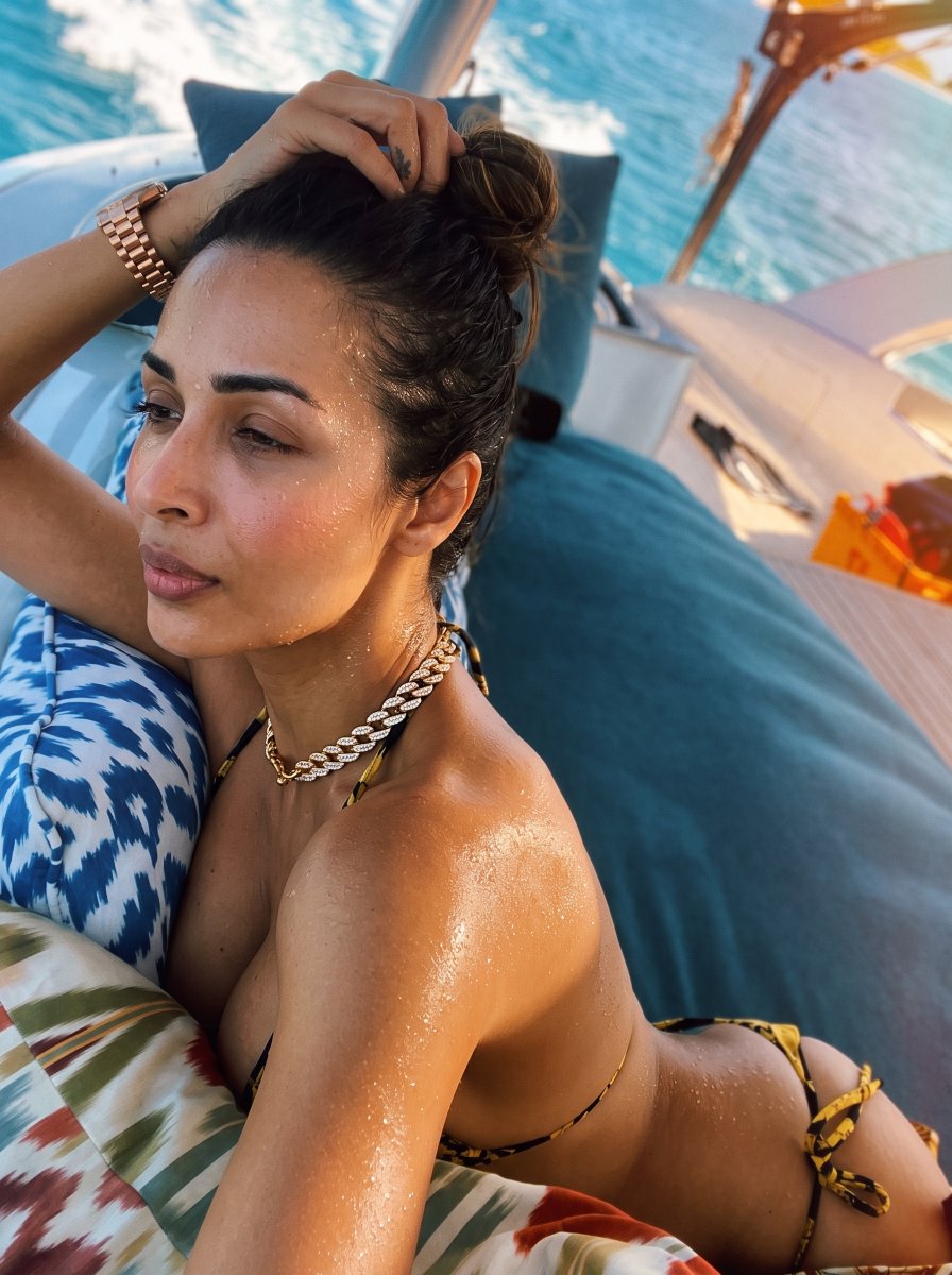 editorialman16's tweet photo. Sweat never looked this good.  #MalaikaArora #FitnessQueen #SweatAndSlay #HotGirlSummer #WorkoutMotivation #BollywoodBeauty #MalaikaAroraKhan #FitAndFabulous #GymBabe #BollywoodHot #SexySweat #MorningMotivation #DesiBeauty #CurveQueen #FitnessGoals #SteamyVibes https://t.co/puAuCD13UP