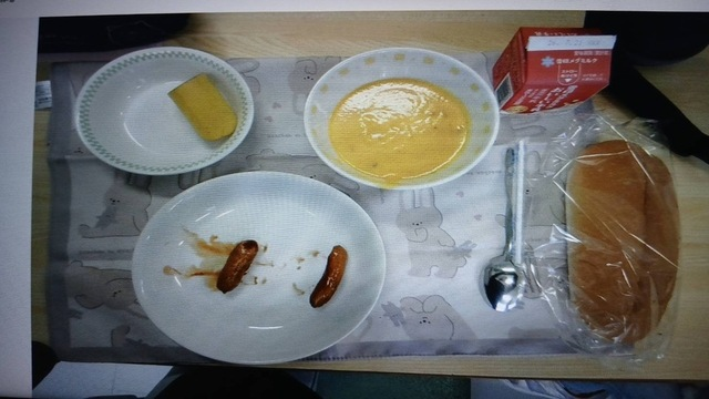 Awakend_Citizen's tweet photo. ←犯罪者が食べる青森刑務所の食事
　未来ある子供たちが食べる北海道の小学校給食→ https://t.co/FqCI48Btzm