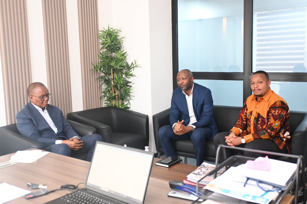 KalambayNt's tweet photo. J’ai échangé avec le responsable de l’Unité Santé mentale d’Africa CDC et le Directeur national du PNSM en RDC sur l’accompagnement en santé mentale dans la riposte à Ebola et les préparatifs du 10 octobre.
La santé mentale est essentielle.
#RDCMobilisée #AfricaReady https://t.co/dn5EvknhgM