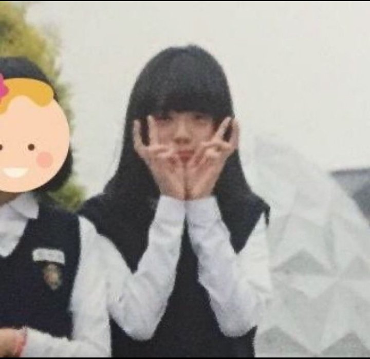freshysooyaa's tweet photo. Different hair doesn't mean a different nose, eyes, or lip FILLERS. Cut the sneaky shade. Jisoo was introduced by YG as a pure beauty from day one, and even her three bandmates and former YG trainees back that up. 🤪🤪🤪 https://t.co/mfkb5nmMVw