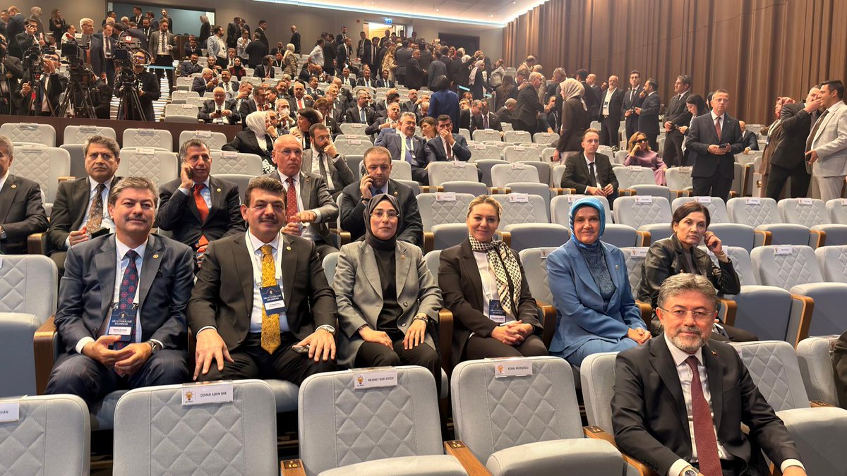 CYAZMAC's tweet photo. 🌸 İzmir’in dağlarında yeniden çiçekler açacak

Genel Başkanımız ve Cumhurbaşkanımız Sayın @RTErdogan’ın liderliğinde, AK Parti ailemize katılan İzmir Büyükşehir Belediye Başkanı Sayın Cemil Tugay’a hoş geldiniz diyorum.

Bugün Milletvekillerimizle Yasama Yılı Açılış Toplantımızda yaşadığımız bu güzel buluşmanın İzmir’imiz, AK Parti ailemiz ve milletimiz için hayırlı olmasını diliyorum.

Ege’nin incisi İzmir’i gönül belediyeciliğiyle, eser ve hizmet siyasetiyle daha da ileriye taşımak için hep birlikte çalışacağız.

İzmir için yeni bir başlangıç...

@Akparti @mustafademir @drcemiltugay