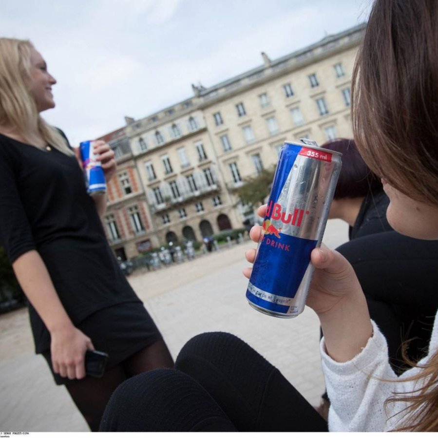 ShadesFrance's tweet photo. 🚨🥤 Le gouvernement se dit OUVERT à une interdiction de la vente de BOISSONS ÉNERGISANTES aux MOINS DE 16 ANS

👉 Pour des raisons de santé, Des députés recommandent d’INTERDIRE leur vente aux MOINS DE 16 ANS ainsi que leur présence dans les DISTRIBUTEURS AUTOMATIQUES https://t.co/6Uw7A6WcpX