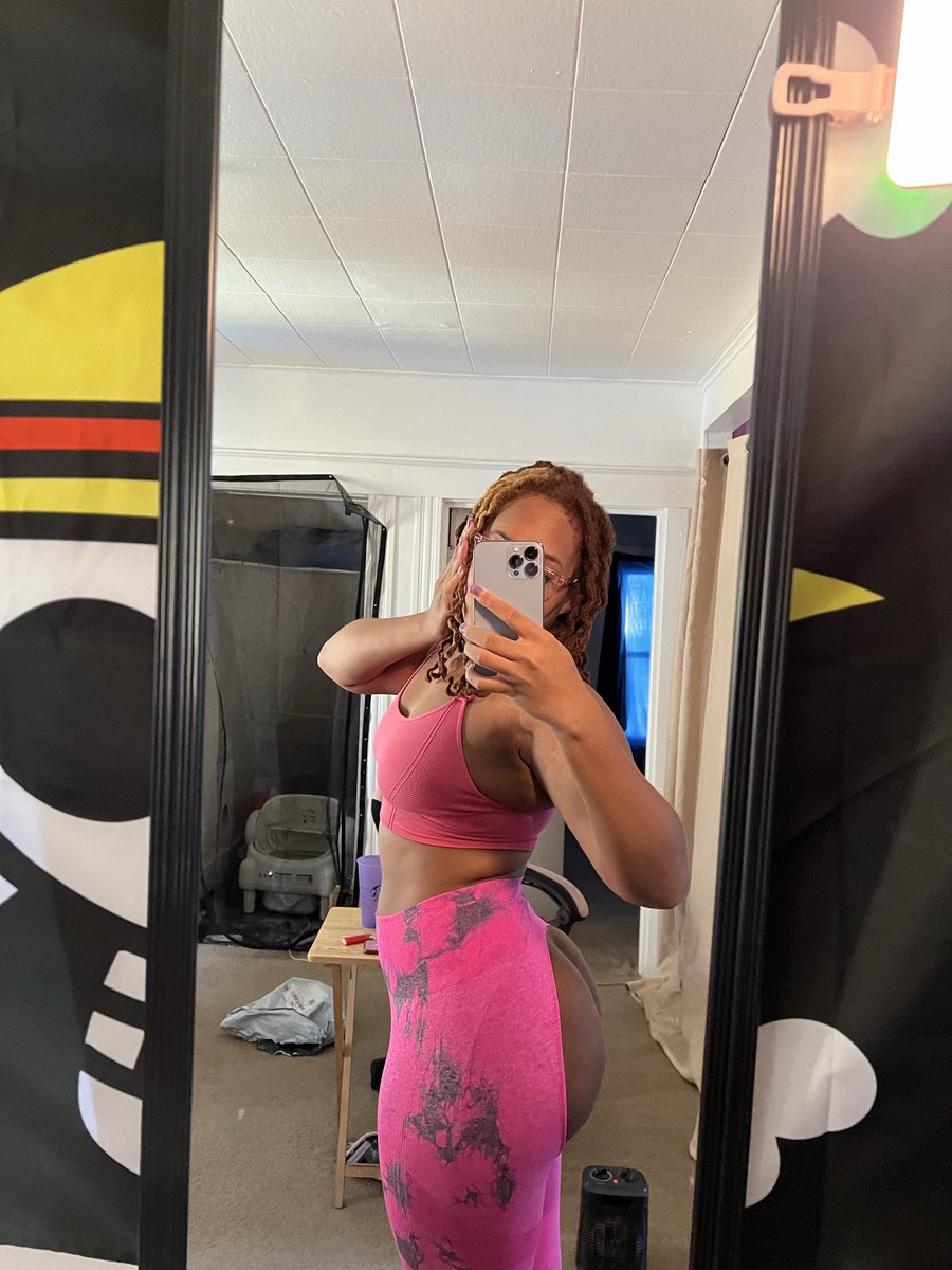 winsrio's tweet photo. something happened to my leggings 🙃 https://t.co/YZvgcgspwC