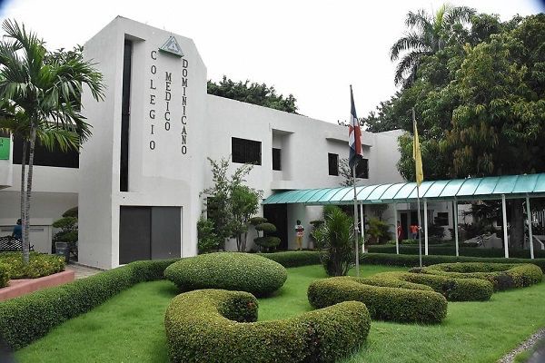 PanoramaTV_'s tweet photo. 🩺 El Colegio Médico Dominicano anunció un paro de labores de 24 horas para el próximo martes, en reclamo de incentivos por antigüedad, pago de guardias, nuevas plazas y mayor seguridad en los hospitales. Las emergencias y cuidados críticos continuarán funcionando. #panoramatv https://t.co/UoKHrORadd