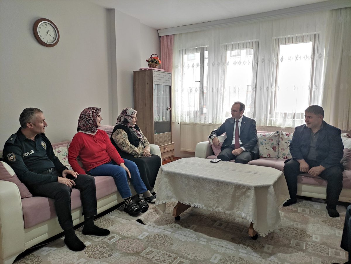 bduzukaymakamlg's tweet photo. 📌İlçemiz Kaymakamı Sayın Muammer SARIDOĞAN Fatih Mahallesinden, özel vatandaşlarımızla beraber kıymetli büyüğümüz Fikriye KURUKIZ’ı hanesinde ziyaret ettiler.
Ziyaret esnasında Kaymakamımıza; Emniyet Müdür V. , SHM Müdürü, SYDV Müdürü ve Mahalle Muhtarı eşlik ettiler.🇹🇷 https://t.co/84DKHX4cyl