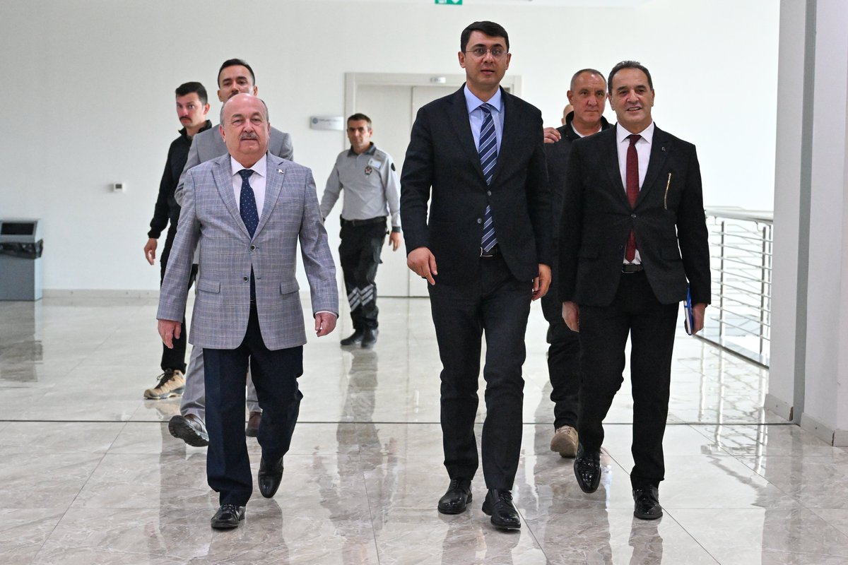 TC_UsakValiligi's tweet photo. 2026-2027 Eğitim-Öğretim Yılı Üniversite Güvenlik Tedbirleri Toplantısı, Valimiz Dr. Serdar Kartal’ın başkanlığında gerçekleştirildi.

Toplantıda; gençlerimizin eğitim hayatlarını huzur ve güven içerisinde sürdürebilmeleri amacıyla kampüs içerisinde ve çevresinde alınması gereken güvenlik tedbirleri ile eğitim-öğretim döneminde yürütülecek çalışmalar detaylı şekilde değerlendirildi.

Güvenli ve huzurlu bir eğitim ortamının sağlanması için ilgili kurumlarımızla koordinasyon içerisinde çalışmalarımızı sürdüreceğiz.

📍 Uşak Üniversitesi Recep Tayyip Erdoğan Kongre ve Kültür Merkezi