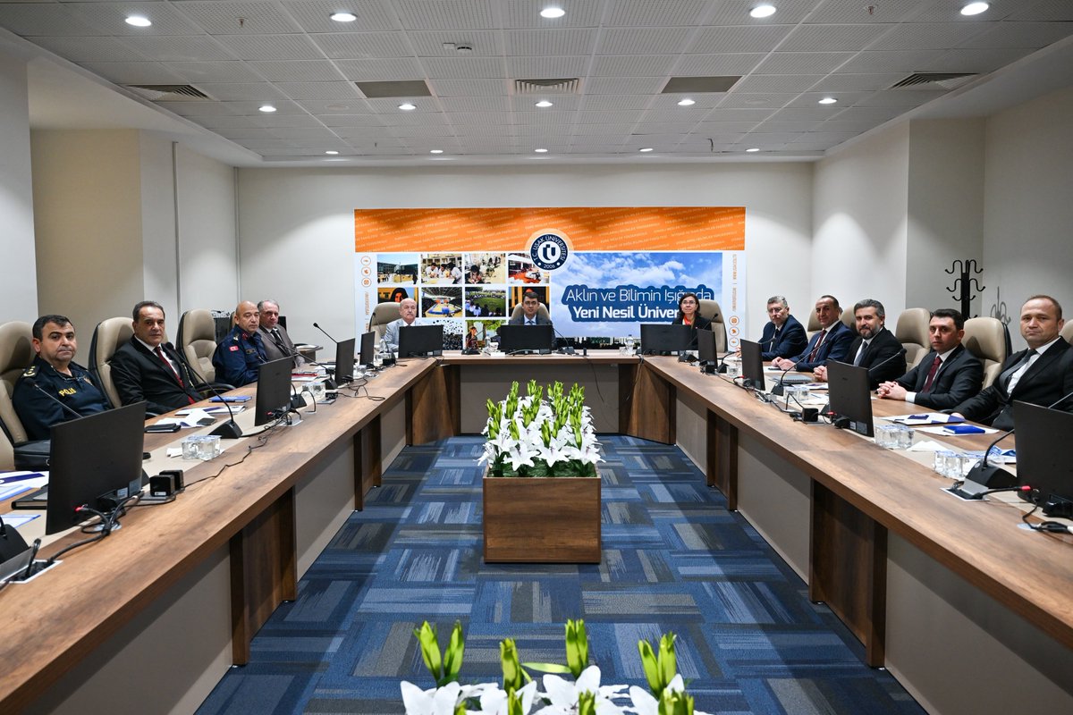 TC_UsakValiligi's tweet photo. 2026-2027 Eğitim-Öğretim Yılı Üniversite Güvenlik Tedbirleri Toplantısı, Valimiz Dr. Serdar Kartal’ın başkanlığında gerçekleştirildi.

Toplantıda; gençlerimizin eğitim hayatlarını huzur ve güven içerisinde sürdürebilmeleri amacıyla kampüs içerisinde ve çevresinde alınması gereken güvenlik tedbirleri ile eğitim-öğretim döneminde yürütülecek çalışmalar detaylı şekilde değerlendirildi.

Güvenli ve huzurlu bir eğitim ortamının sağlanması için ilgili kurumlarımızla koordinasyon içerisinde çalışmalarımızı sürdüreceğiz.

📍 Uşak Üniversitesi Recep Tayyip Erdoğan Kongre ve Kültür Merkezi