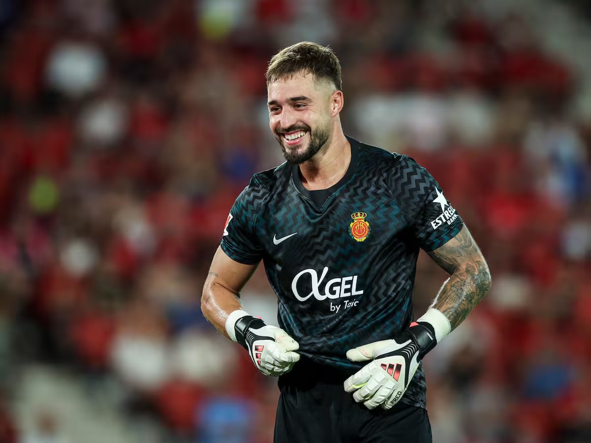 testimmallorca's tweet photo. Arnau Tenas a @QueThiJugues

Hi ha gent que em diu:Què has fet tú anant al @RCD_Mallorca?  

Jo els hi dic:Què passa? Si jo estic aquí perfecte,vull jugar,estic feliç i content

Diuen "has fet una passa enrere"

Això serà per tu.Per mi es una gran passa venir aqui i un gran repte https://t.co/Gfk3iIlw8F