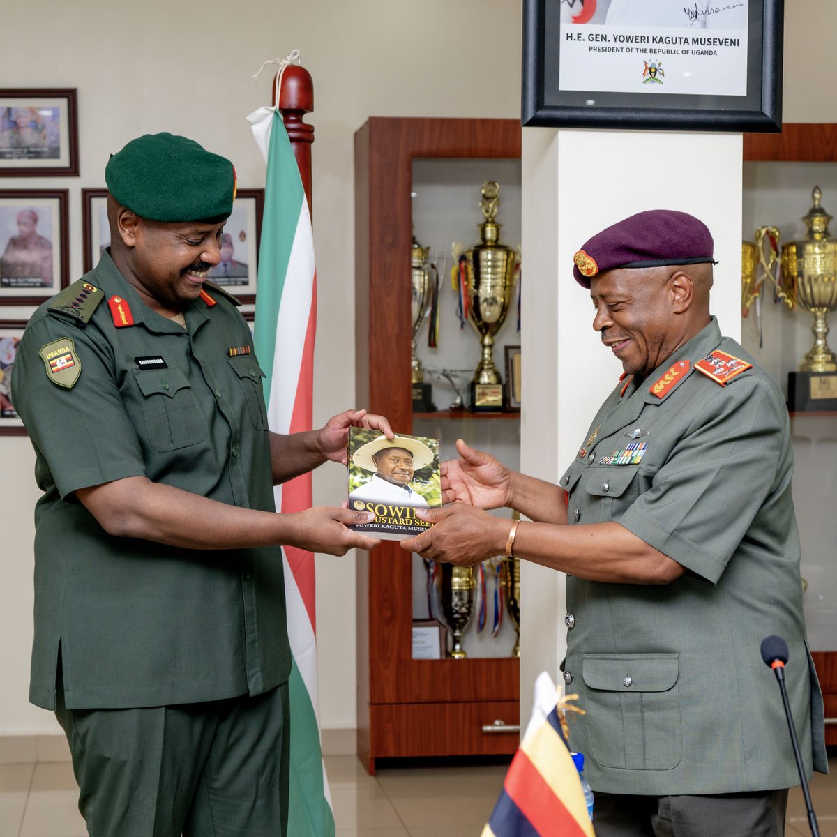 ChrisOMagezi's tweet photo. Gen Kainerugaba Holds Talks With South African Counterpart as African Defence Chiefs Meet in Kampala
 
Entebbe, Wednesday October 7, 2026

The Chief of Defence Forces (CDF) of the Uganda Peoples’ Defence Forces (UPDF), General Muhoozi Kainerugaba, held talks with his South African counterpart, General Rudzani Maphwanya, on the sidelines of the first-ever African Defence Chiefs Conference on Military Operations Other Than War happening at Speke Resort Munyonyo. 
 
General Kainerugaba and General Maphwanya discussed military relations between the UPDF and the South African National Defence Force (SANDF).
 
General Maphwanya has visited General Kainerugaba in Uganda before, having been in Kampala in November 2024. The SANDF and UPDF have warm relations, cooperating in training exchanges, among other areas.
 
General Maphwanya is among the military chiefs and experts participating in the conference, which opened on 5th October and ends on the 8th. It brings together defence and military operations experts from more than 18 countries, African Union regional bodies, and Force Commanders from United Nations and African Union peace support missions.
 
The conference is discussing how African countries can strengthen their response to emerging and non-traditional security threats, including terrorism, organised crime, cyber warfare, public health emergencies, and climate-related crises and natural disasters.

Source: Defence Press Unit