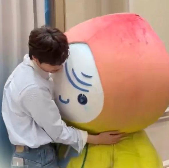 kinsomm's tweet photo. แล้วปะป๊าจะชนะได้ยังไง มีเด็กอ้วมสองคนยืนกอดกันกลมปกป้องกันขนาดนี้ 

#RainyTF #น้องเรนนี่ https://t.co/p14aKgXsQa