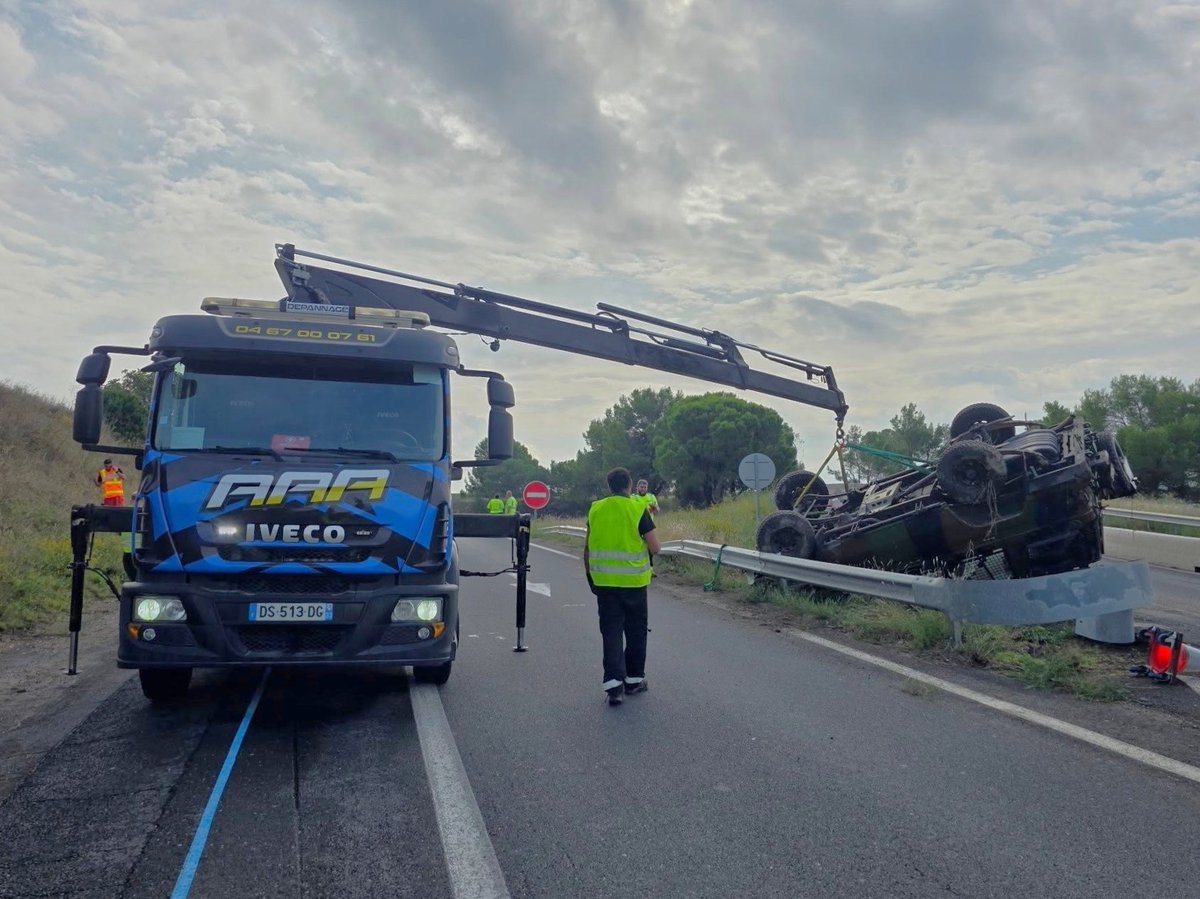 pascalbtr's tweet photo. Suite...🫣
Euh, personne de la société d'autoroute @AutoroutesASF de disponible pour démonter temporairement la glissière plutôt que de (tenter de) faire passer le #Masstech...par dessus ?! 🤨
@technamm @Technamm2 https://t.co/GgIX2qvvmS