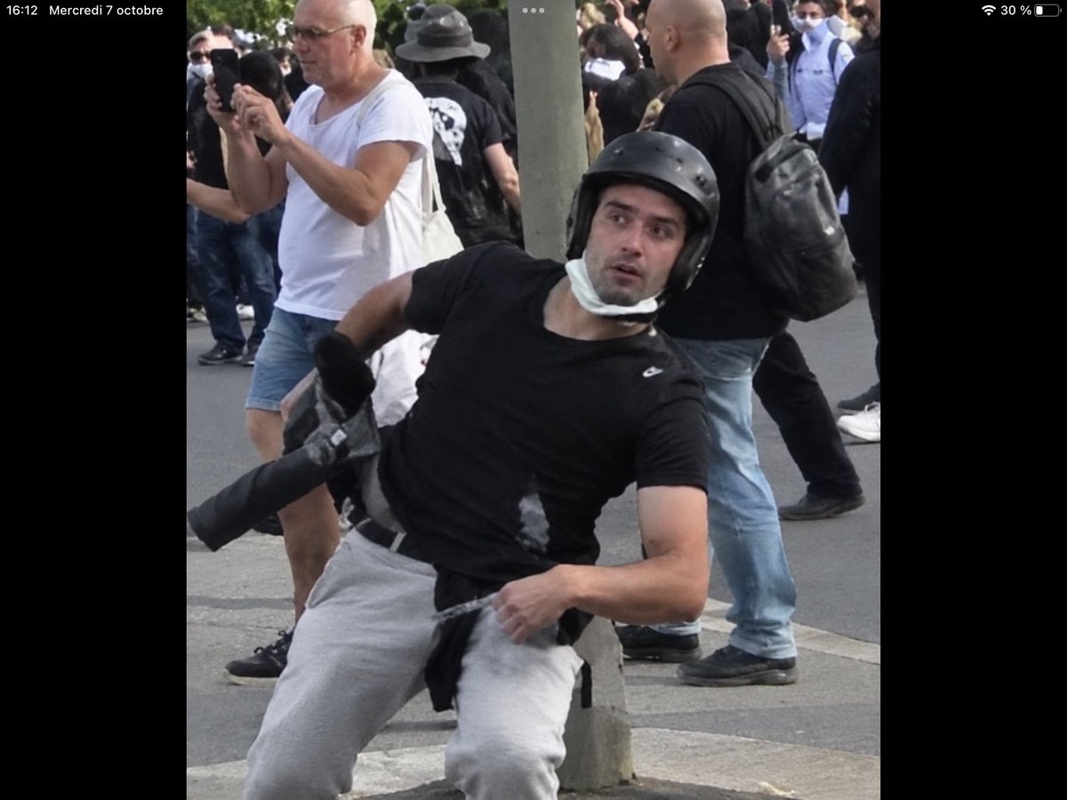 Lisabethdanj's tweet photo. Voici le visage du « photographe ! » qui a fait un croche pied 
au policier pour le faire lourdement chuter… 😫😫😩😩😡😡

RENDEZ LE CÉLÈBRE ! 
RT RT RT RT  merci 🙏 https://t.co/W3WTjIY82h