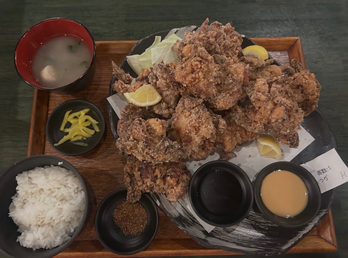 Osaka_umai's tweet photo. 大阪・西中島で、“せんざんき15個が山盛りになったランチ”がヤバすぎる件🤣🔥
📍大阪・西中島／「媛 故郷味の旅」

西中島南方駅から徒歩約4分！
愛媛から直送される食材を使った郷土料理を楽しめるお店やで🍊✨

ここで腹ペコさんに挑戦してほしいのが、
ランチ限定の「せんざんき定食 どがっつり」❣️

運ばれてきた瞬間にびっくり😳

お皿の上には、大きな「せんざんき」が山のようにドーーーン！！🐓🔥

その数、なんと15個🤣🤣

愛媛・今治名物の「せんざんき」は、鶏モモ肉を秘伝のタレに一晩漬け込み、竜田揚げ風に仕上げたお店の看板メニュー✨

通常サイズでも十分楽しめるけど、
「どがっつり」はその名の通り、とにかくボリュームがすごい😂

しかもランチの「どがっつり」は1日3食限定！

「今日はとことん唐揚げを食べたい！」
そんな日に挑戦したくなるランチやね🤤🔥

さらに、ご飯とみそ汁はおかわり無料🍚✨

せんざんき以外にも、
「南予の鯛めし」や「じゃこ天」など、愛媛らしい料理を楽しめるのも魅力！

大阪にいながら愛媛の郷土料理を味わえる、腹ペコさん必見のお店やで🍊✨

💰せんざんき定食 どがっつり：1,300円
※1日3食限定

⏰営業時間：
・ランチ 11:00〜15:00（L.O.14:00）
・月〜木・土 17:00〜23:00
・金・祝前日 17:00〜24:00

🟥定休日：日曜日・祝日

📍大阪府大阪市淀川区西中島4-8-15 メゾンリーフ101
📞06-6886-9860

※メニュー・価格・営業時間などは変更になる場合があるため、来店前に最新情報を確認してな！

みんなは「せんざんき15個」、
完食できそう？🤣🔥