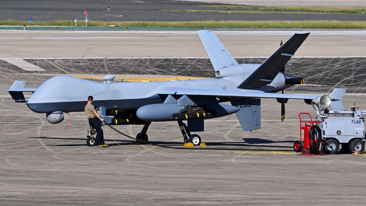 Jorge25529699's tweet photo. 🇨🇴🇺🇸🪖✒️BUEN DIA COMPATRIOTAS! les presento El Apoyo de nuestro país aliado EEUU Para COLOMBIA!  MQ-9 Reaper no es un dron convencional. Se trata de una aeronave militar de 20,1 metros de envergadura y 11 metros de longitud, operada de manera remota y diseñada para misiones de inteligencia, vigilancia, reconocimiento y ataques de precisión.

Puede alcanzar una altitud de hasta 15.240 metros, tiene una velocidad de crucero cercana a los 370 kilómetros por hora y puede transportar hasta 1.701 kilogramos de carga útil. Su capacidad para permanecer durante largos periodos sobre una zona le permite observar un objetivo, seguir sus movimientos y transmitir información en tiempo real a los operadores. ¡Los vamos a ubicar y neutralizar a todos! "FIRMES POR LA PATRIA"🚩 @FuerzasMilCol @mindefensa