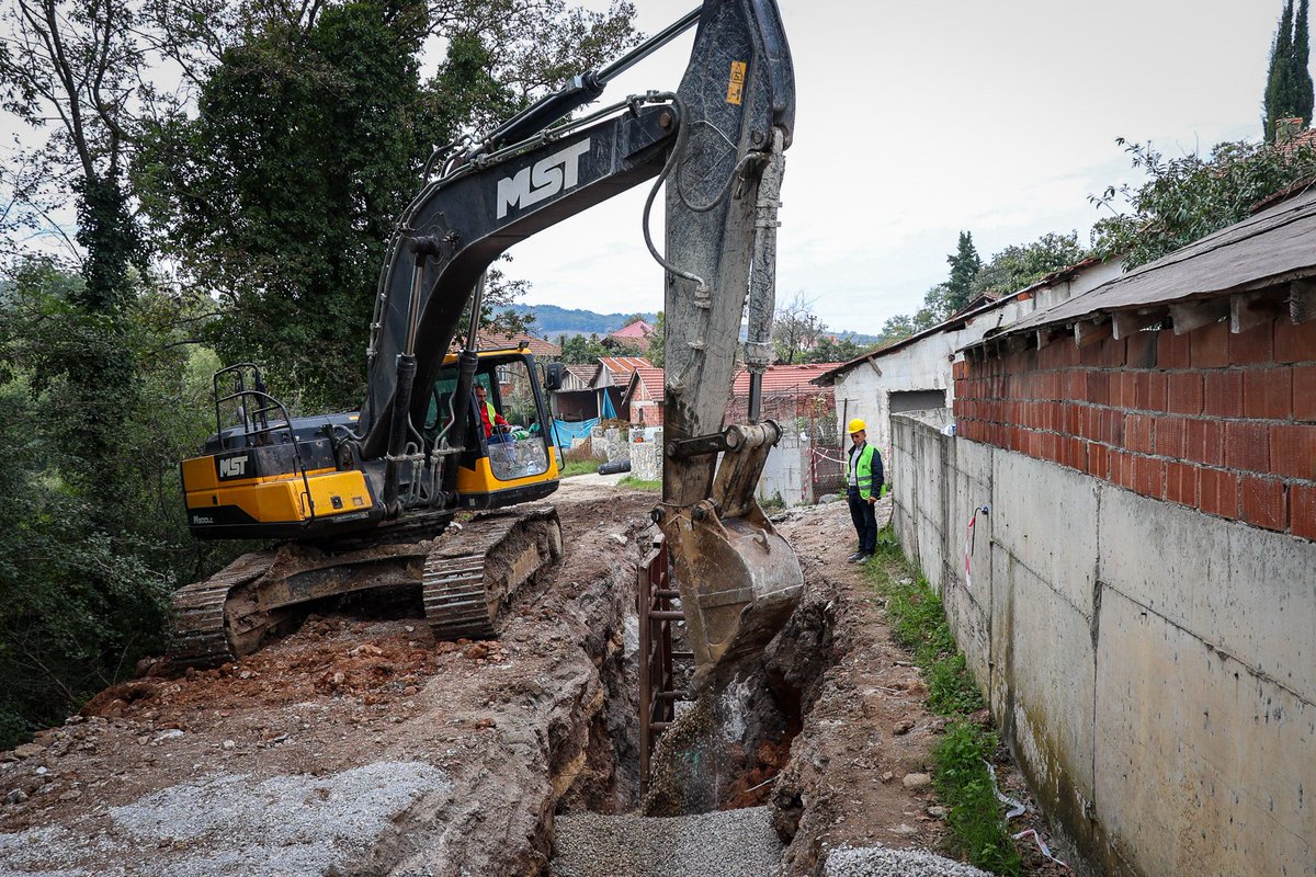 sakaryasaski's tweet photo. 40 milyon liralık yatırım ile Ferizli Değirmencik Mahallesi’nin atık sularını güvenle taşıyacak bir sistem inşa ediyoruz. 👷‍♂️

Kayalık zeminde devam eden saha çalışmaları kapsamında, 5 bin 600 metrelik yeni kanalizasyon hattının yüzde 30’luk kısmını tamamladık. 🚧

Haberin Detayları: https://t.co/2Cm1gy53dL