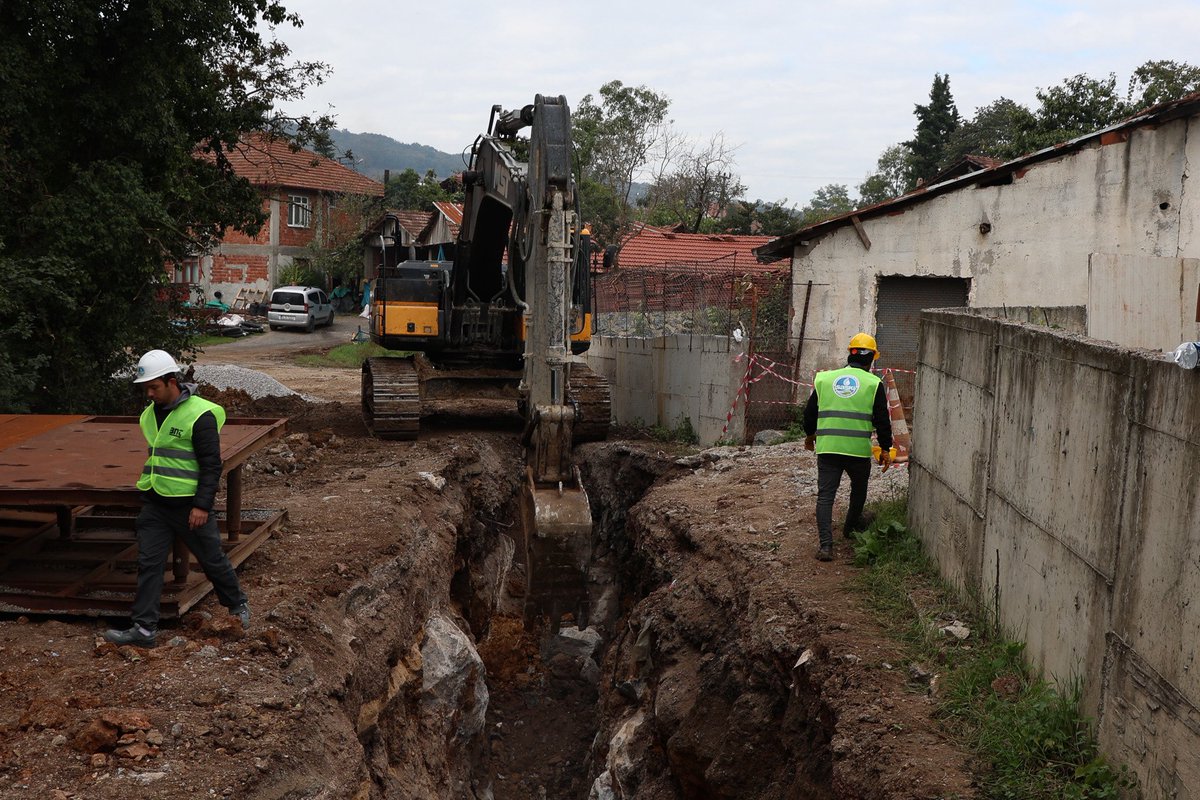 sakaryasaski's tweet photo. 40 milyon liralık yatırım ile Ferizli Değirmencik Mahallesi’nin atık sularını güvenle taşıyacak bir sistem inşa ediyoruz. 👷‍♂️

Kayalık zeminde devam eden saha çalışmaları kapsamında, 5 bin 600 metrelik yeni kanalizasyon hattının yüzde 30’luk kısmını tamamladık. 🚧

Haberin Detayları: https://t.co/2Cm1gy53dL