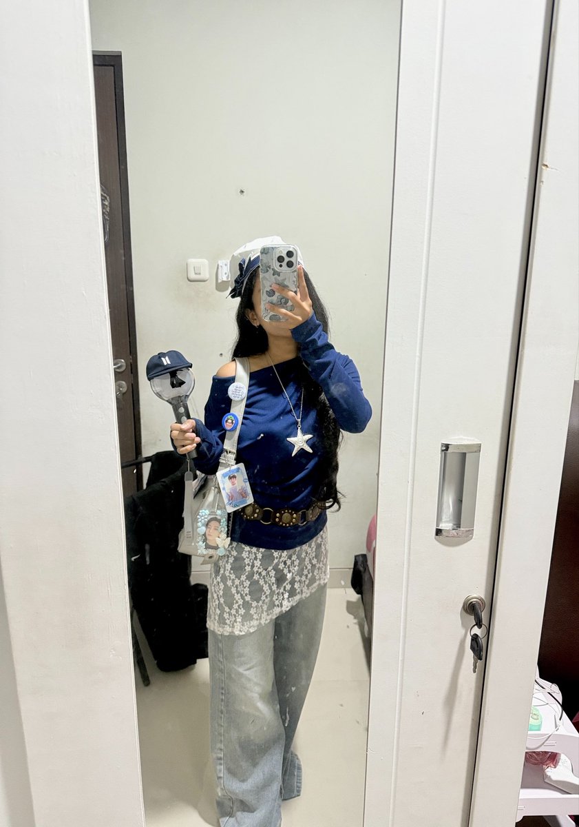 rainbowfluffyy's tweet photo. my outfit for arirang day 2 is done again 💙 uhuyy @BTS_twt awas pd naksir yh 😝 https://t.co/1D5D4wkhaI