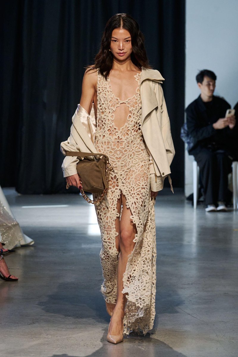 Cwl_Ken's tweet photo. And the perfect amount of dramatic tension. I especially loved the dynamic beauty of this outfit as it moved on the runway. Would you wear it? 🤎 https://t.co/ovdk5HPqW9