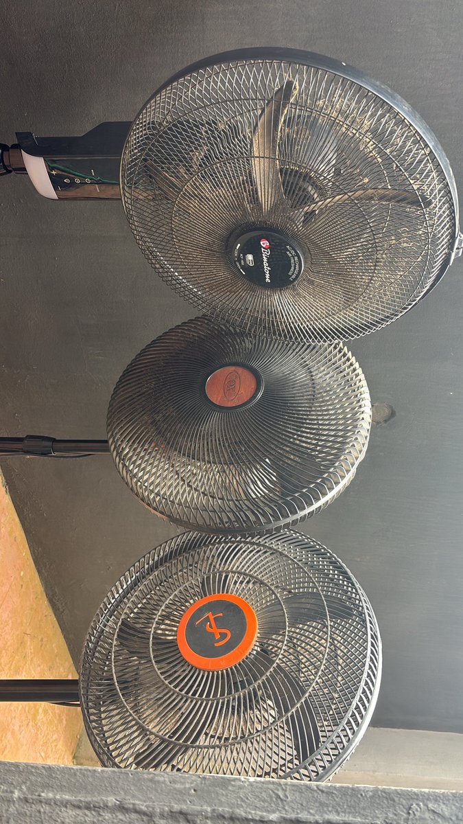 kayoflagos001's tweet photo. These type of fans are very difficult to clean. 🤦 https://t.co/ipq0t8REjl