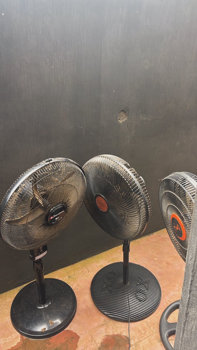 kayoflagos001's tweet photo. These type of fans are very difficult to clean. 🤦 https://t.co/ipq0t8REjl
