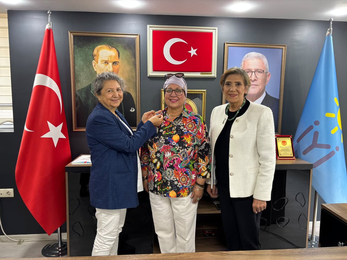 ckdgenelmerkez_'s tweet photo. 📌 CKD Genel Merkez Yöneticilerimizden İYİ Parti Adana İl Başkanlığı’na Ziyaret

Cumhuriyet Kadınları Derneği Genel Merkez yöneticilerimiz, İYİ Parti Adana İl Başkanlığı’nı ziyaret etti.

Gerçekleştirilen ziyarette İYİ Parti Adana İl Başkanı Av. Hasan Batur Eroğlu, Kadın Politikaları Başkanı Sermin Köz ve Türk Dünyası Politikaları Başkanı Nezihe Kuruluk ile bir araya gelindi.

Görüşmede Cumhuriyet Kadınları Derneği’nin çalışmaları, ülkemizin önünde bulunan güncel sorunlar  üzerine karşılıklı fikir alışverişinde bulunuldu.

Türkiye’nin geleceği, Cumhuriyetimizin temel değerleri ve millî birlik ve beraberliğimiz konusunda ortak hassasiyetlerimizin bulunduğu ifade edildi. Adana’da ortak çalışma ve dayanışma içinde hareket etme kararı alındı.

Aramıza katılan yeni üyelerimize hoş geldiniz diyor, nazik ev sahiplikleri  için İYİ Parti Adana İl Başkanlığı’na teşekkür ediyoruz.