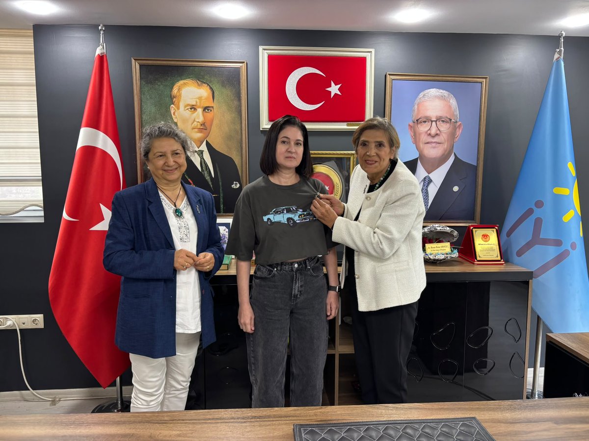 ckdgenelmerkez_'s tweet photo. 📌 CKD Genel Merkez Yöneticilerimizden İYİ Parti Adana İl Başkanlığı’na Ziyaret

Cumhuriyet Kadınları Derneği Genel Merkez yöneticilerimiz, İYİ Parti Adana İl Başkanlığı’nı ziyaret etti.

Gerçekleştirilen ziyarette İYİ Parti Adana İl Başkanı Av. Hasan Batur Eroğlu, Kadın Politikaları Başkanı Sermin Köz ve Türk Dünyası Politikaları Başkanı Nezihe Kuruluk ile bir araya gelindi.

Görüşmede Cumhuriyet Kadınları Derneği’nin çalışmaları, ülkemizin önünde bulunan güncel sorunlar  üzerine karşılıklı fikir alışverişinde bulunuldu.

Türkiye’nin geleceği, Cumhuriyetimizin temel değerleri ve millî birlik ve beraberliğimiz konusunda ortak hassasiyetlerimizin bulunduğu ifade edildi. Adana’da ortak çalışma ve dayanışma içinde hareket etme kararı alındı.

Aramıza katılan yeni üyelerimize hoş geldiniz diyor, nazik ev sahiplikleri  için İYİ Parti Adana İl Başkanlığı’na teşekkür ediyoruz.