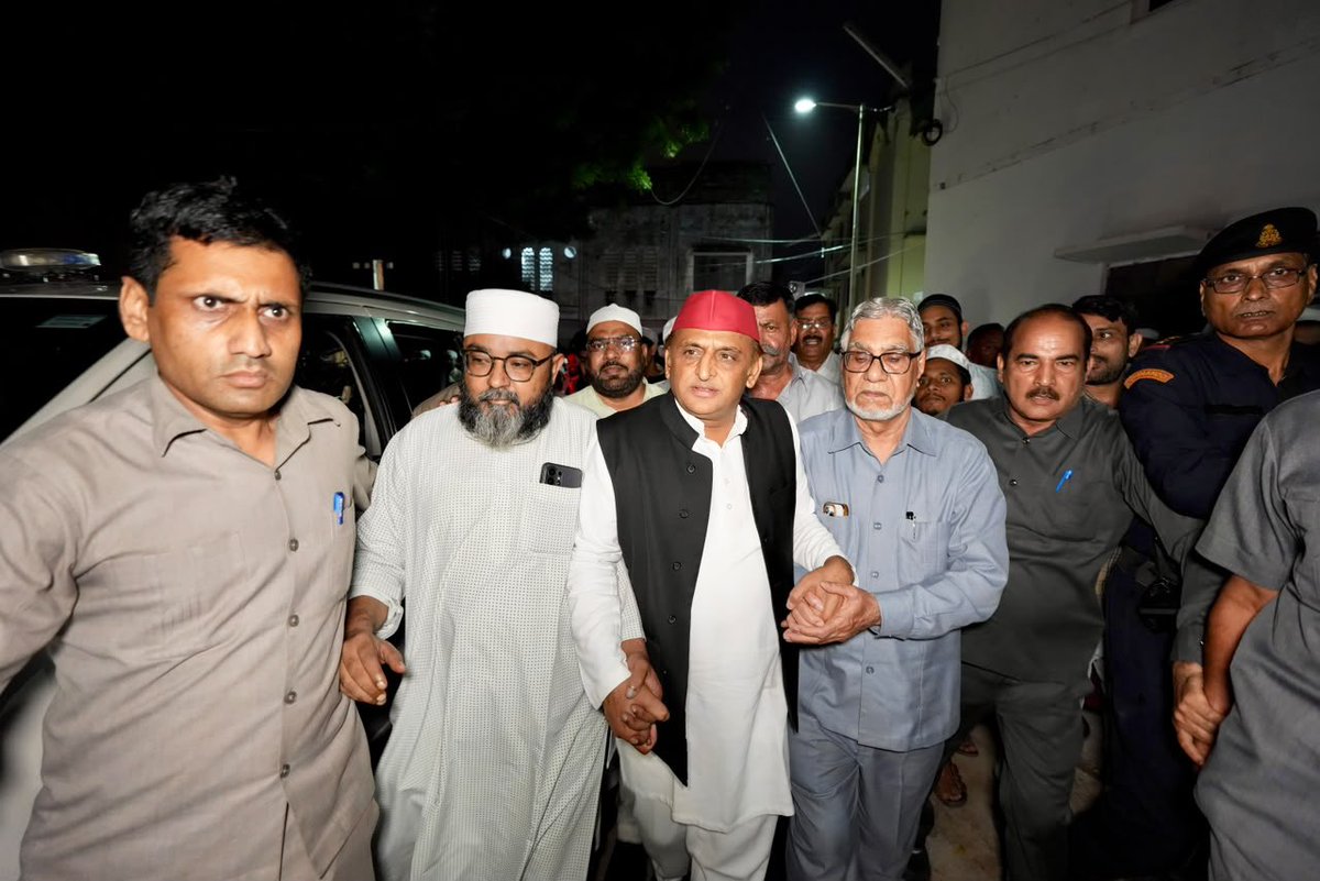 yadavakhilesh's tweet photo. लखनऊ के नदवा कॉलेज के प्रिंसिपल, हरदिल अज़ीज़ मौलाना सईद-उर-रहमान आज़मी साहब की हम सबके बीच से हमेशा के लिए रुख़सती की ख़बर बेहद ग़मगीन करने वाली है। ऐसा लग रहा है जैसे हमारे अपनेपन के अंजुमन से एक इंसाफ़-पसंद, बेहद नेक इंसान हमेशा के लिए कहीं चला गया हो।

ख़िराज-ए-अक़ीदत! https://t.co/9wFTS9S3Ei