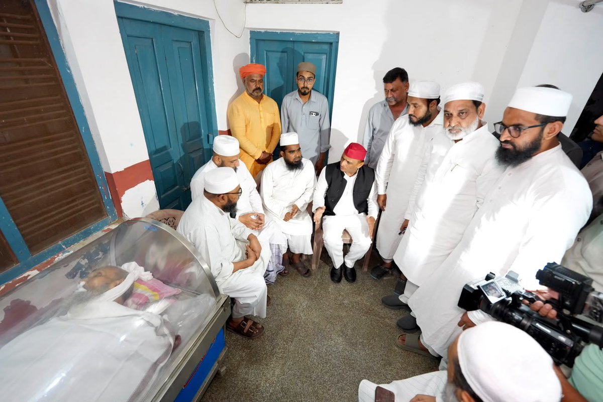 yadavakhilesh's tweet photo. लखनऊ के नदवा कॉलेज के प्रिंसिपल, हरदिल अज़ीज़ मौलाना सईद-उर-रहमान आज़मी साहब की हम सबके बीच से हमेशा के लिए रुख़सती की ख़बर बेहद ग़मगीन करने वाली है। ऐसा लग रहा है जैसे हमारे अपनेपन के अंजुमन से एक इंसाफ़-पसंद, बेहद नेक इंसान हमेशा के लिए कहीं चला गया हो।

ख़िराज-ए-अक़ीदत! https://t.co/9wFTS9S3Ei