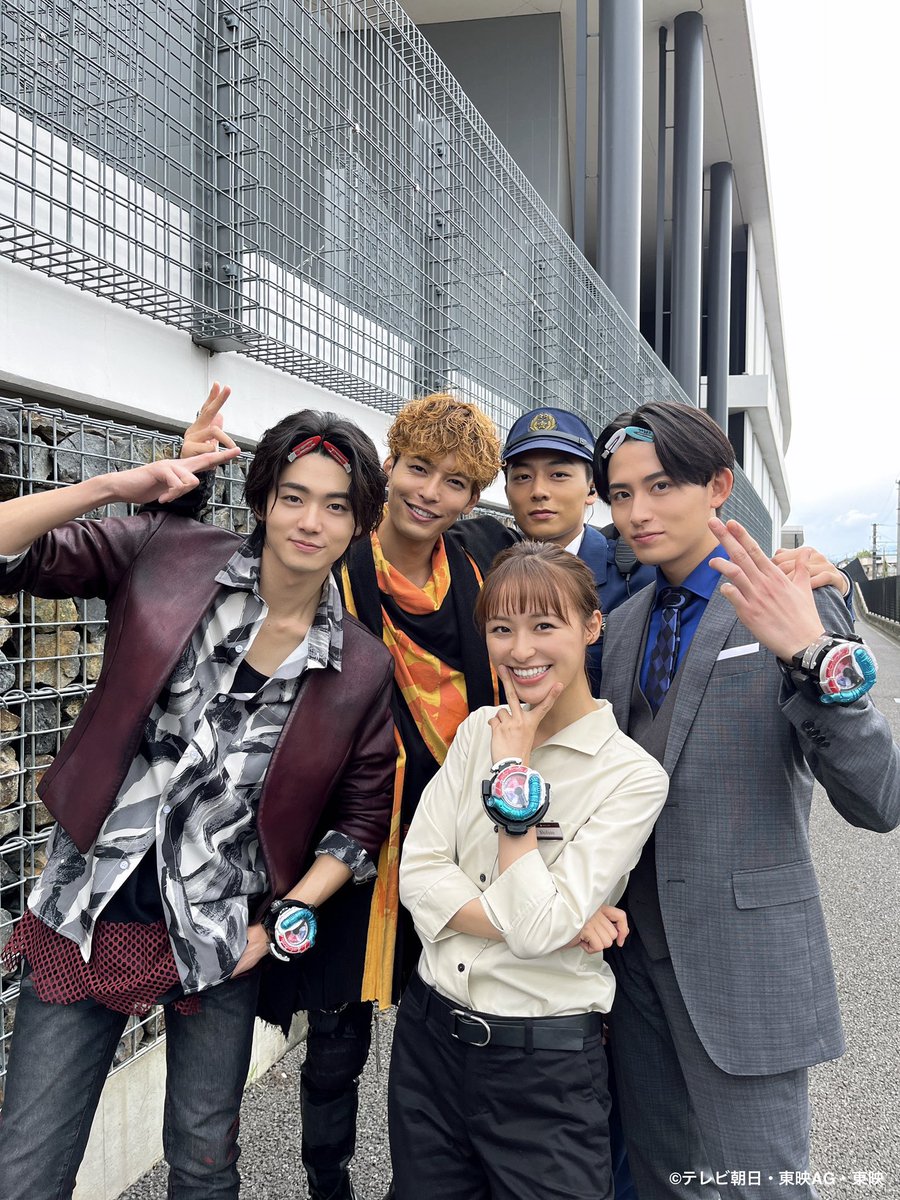 tad_mg's tweet photo. ❤️コントラスト
💙陽キャ集団
🧡恋ルビ
🖤キスあと

ブンブンジャー気になりすぎて観たいんだけどやっぱレンタルするしかない？？😭
サブスクどこも配信されてなそう...
子供の頃戦隊モノと仮面ライダーで育ったからまじで血騒ぐ⸝⸝o̴̶̷̥᷅ ̫ o̴̶̷̥᷅⸝⸝

 #ブンブンジャー https://t.co/Y928kaJzSJ