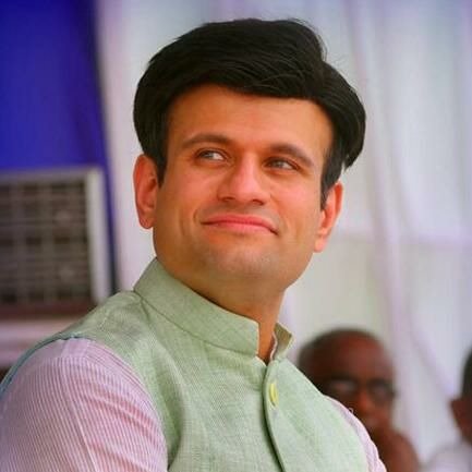 zulmi_patil's tweet photo. Maratha Politician     Brahmin Politician
       Left                                Right https://t.co/lelz9f3XRg