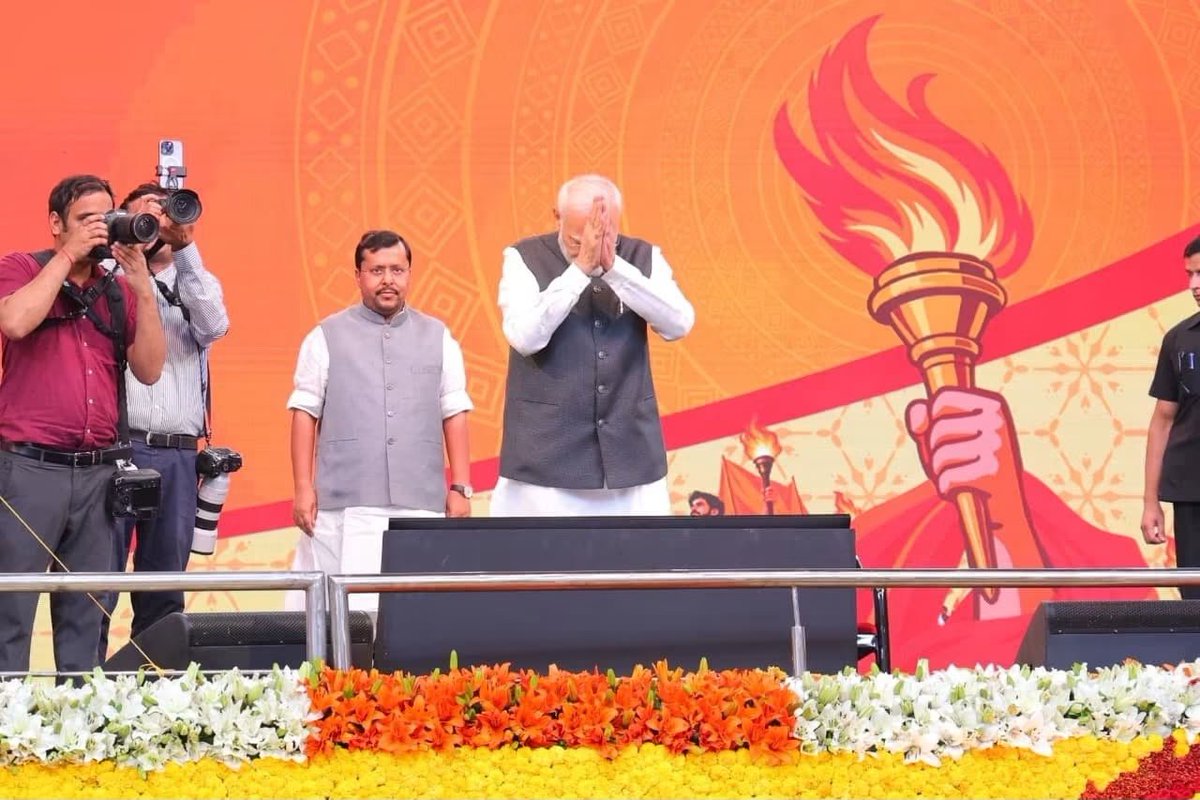 PawanSharmabjp1's tweet photo. जनसेवा को राष्ट्रसेवा का माध्यम बनाकर 25 वर्षों की समर्पित और अविराम यात्रा पूर्ण करने पर माननीय प्रधानमंत्री श्री @narendramodi जी को हार्दिक अभिनंदन एवं अनंत शुभकामनाएँ।

प्रभु से प्रार्थना है कि उन्हें उत्तम स्वास्थ्य, दीर्घायु और असीम ऊर्जा प्रदान करें, ताकि वे इसी निष्ठा, संकल्प और समर्पण के साथ माँ भारती की सेवा करते रहें।
आज 140 करोड़ देशवासियों के सपनों को दिशा देने वाला एक विश्वास हमारे सामने है—
“We Will Do It.” 🇮🇳

विकसित भारत @2047 का संकल्प हो, आत्मनिर्भर भारत का निर्माण हो, भारत को विश्व की Top 3 Economy बनाना हो, Global Manufacturing Hub के रूप में नई पहचान स्थापित करनी हो, देश में Olympics का आयोजन कराना हो या अंतरिक्ष की नई सीमाओं को छूना हो—

हर लक्ष्य के पीछे दृढ़ विश्वास, हर संकल्प के साथ अटूट आत्मविश्वास—
“We Will Do It!”

यही विश्वास नए भारत की शक्ति है, यही संकल्प विकसित भारत की पहचान बनेगा। 🇮🇳

#SevaSankalpAbhiyan
#सेवा_की_कहानी
#25YearsOfSeva
#WeWillDoIt

@BJP4Delhi @BJP4India @NitinNabin @AmitShah @Vinay1011 @gupta_rekha @hdmalhotra @PavanRanaRSS @kjsehrawat @PMOIndia