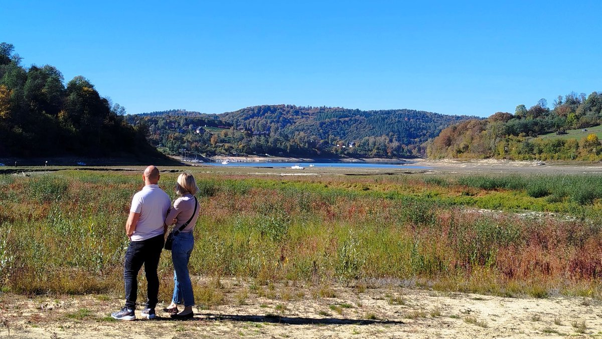 RZeszow's tweet photo. @RadioRzeszow Solina ma coraz mniej wody. To efekt suszy i gospodarki retencyjnej #solina #jezioro #susza #bieszczady #san https://t.co/Ne1GVIwtFB https://t.co/u2OguxnBDp